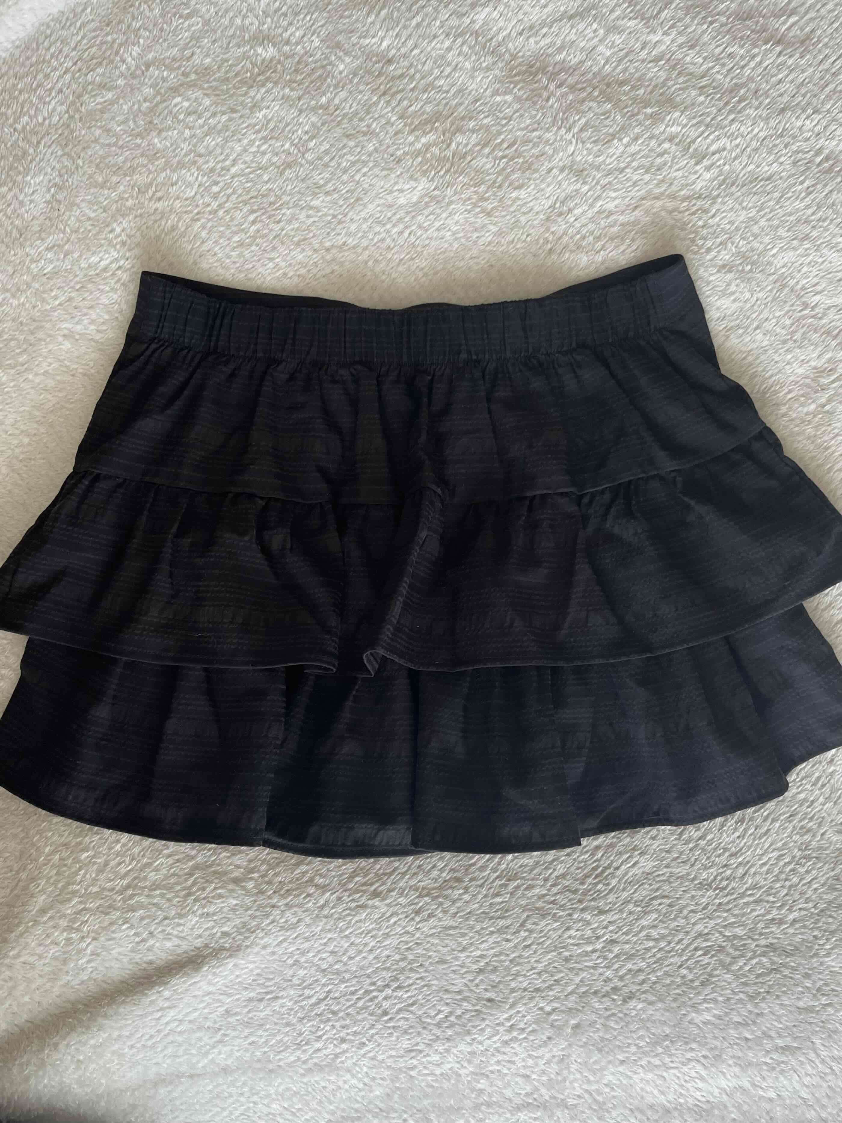 Falda negra con vuelos - miniatura 3