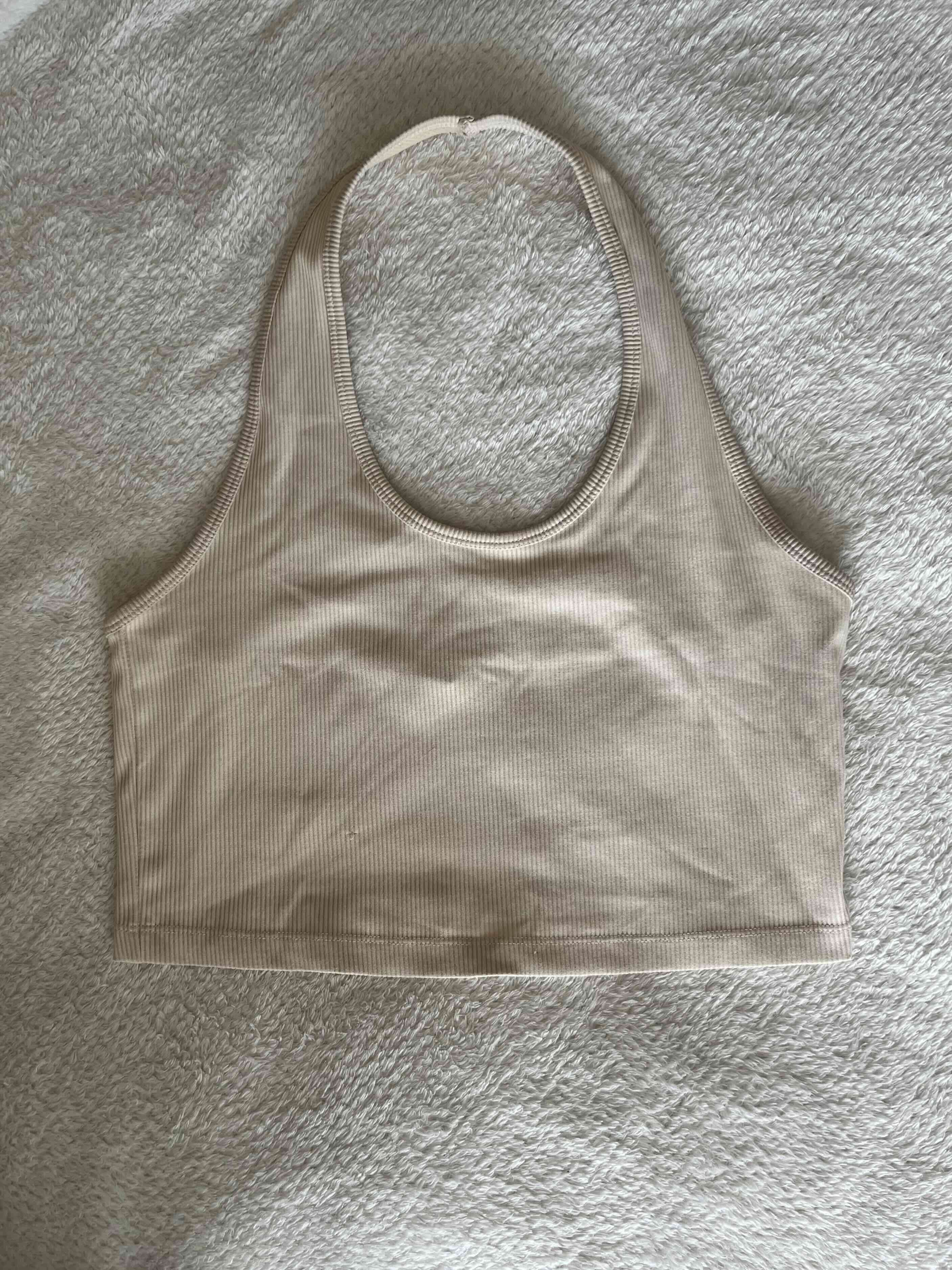 Top deportivo beige sin mangas