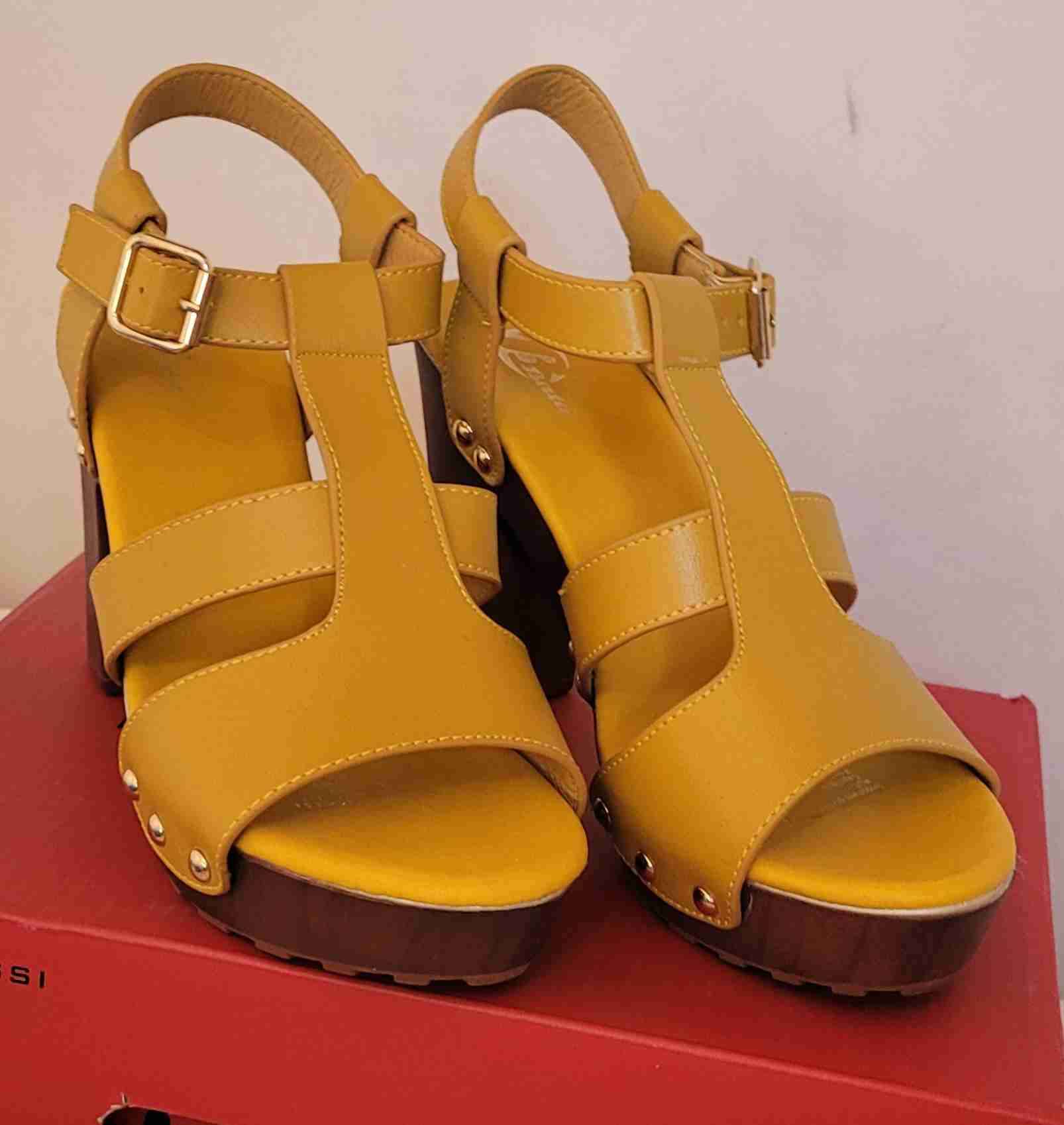 Sandalias amarillas con tacón