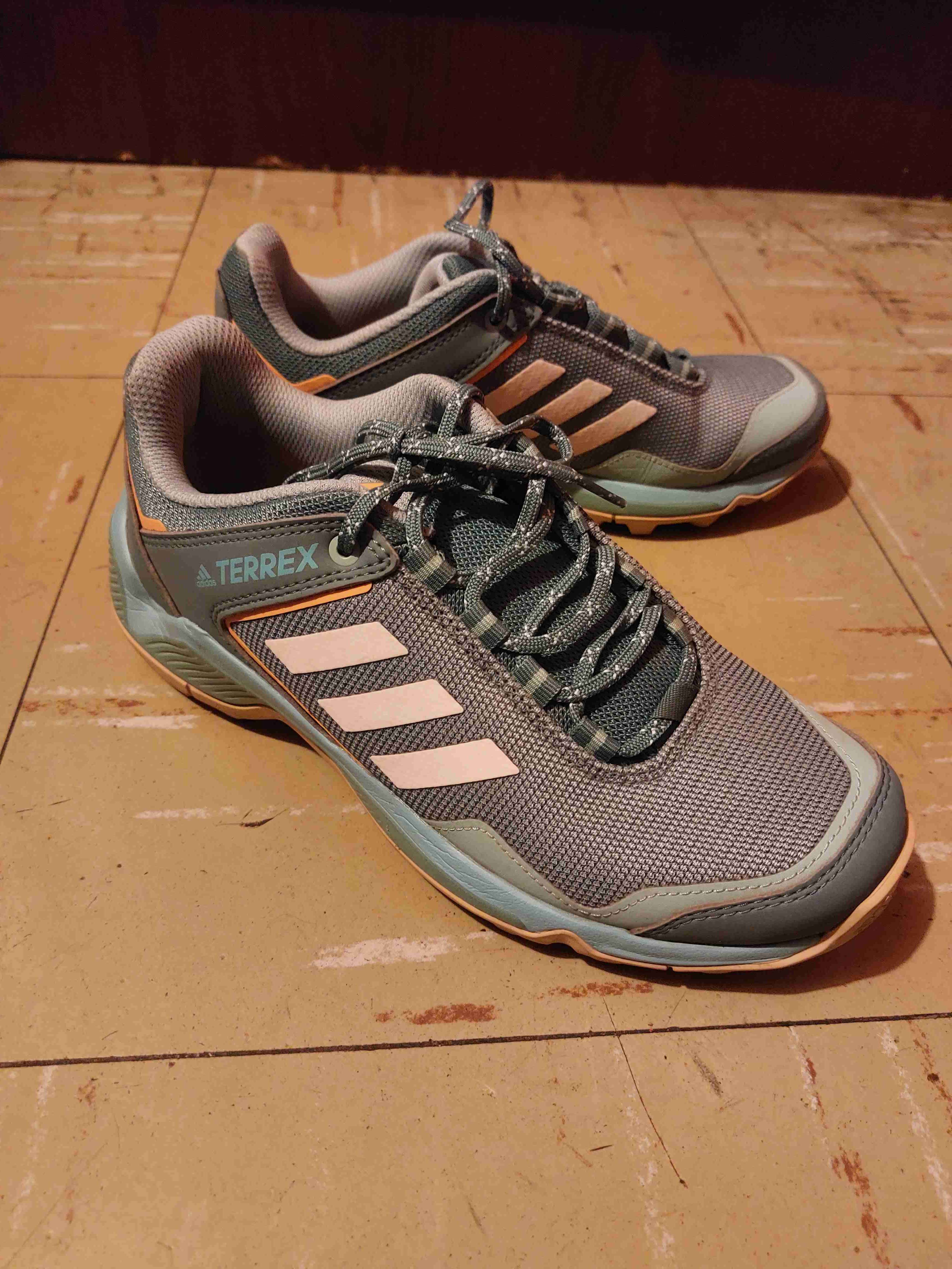 Zapatillas Terrex grises/ bordes celestes - miniatura 2