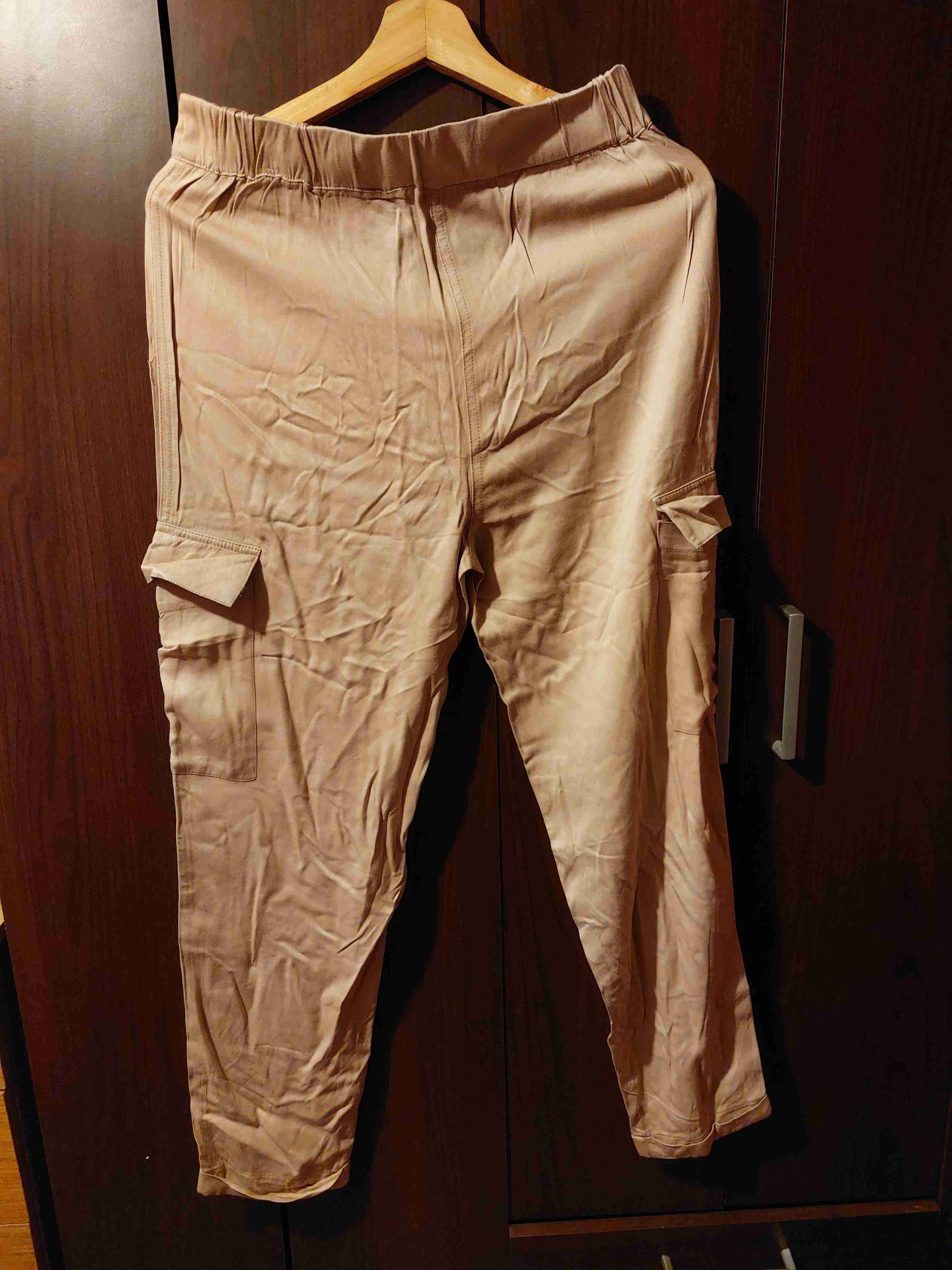 Pantalones beige con bolsillos laterales