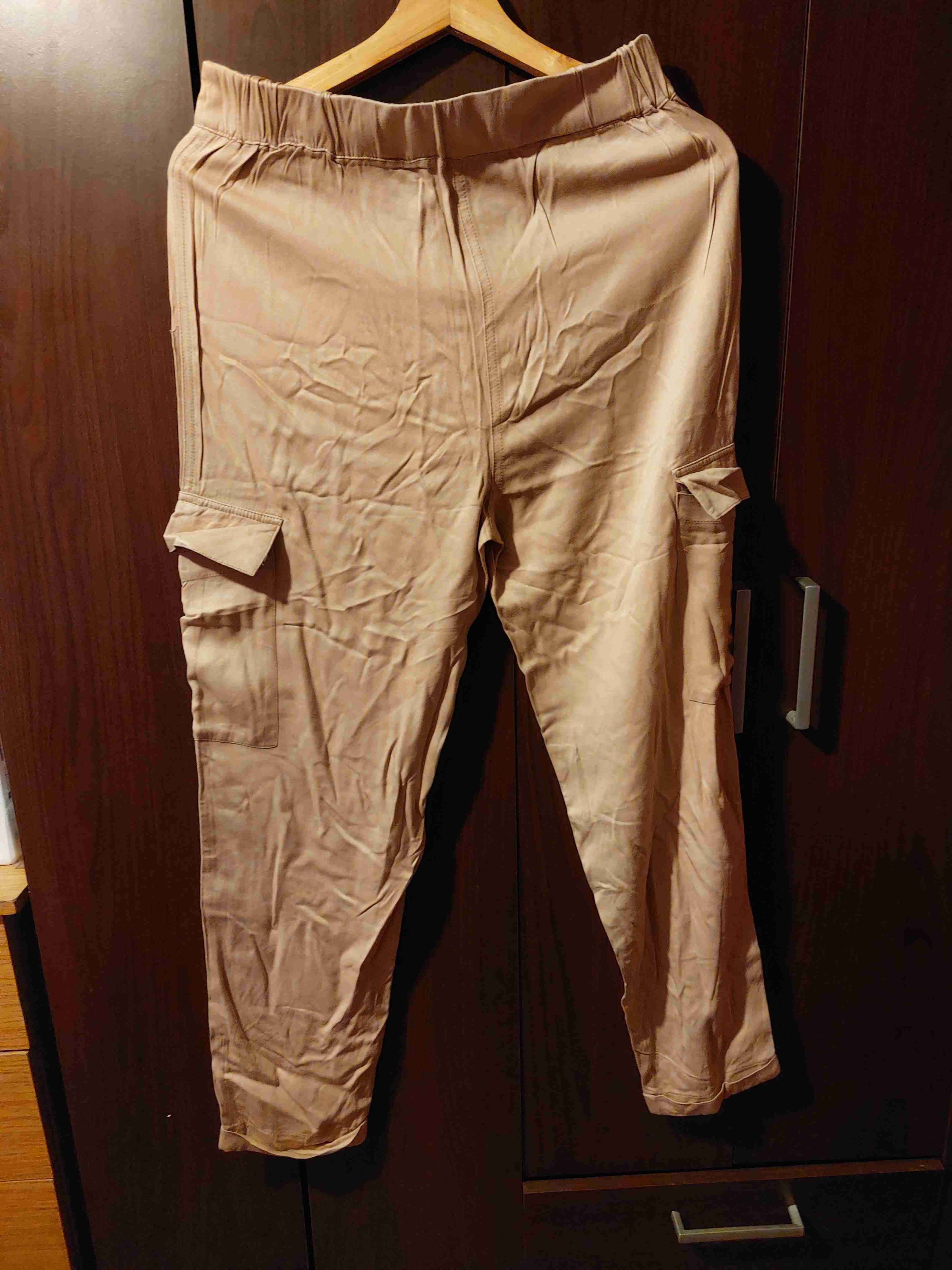 Pantalones beige con bolsillos laterales - miniatura 2