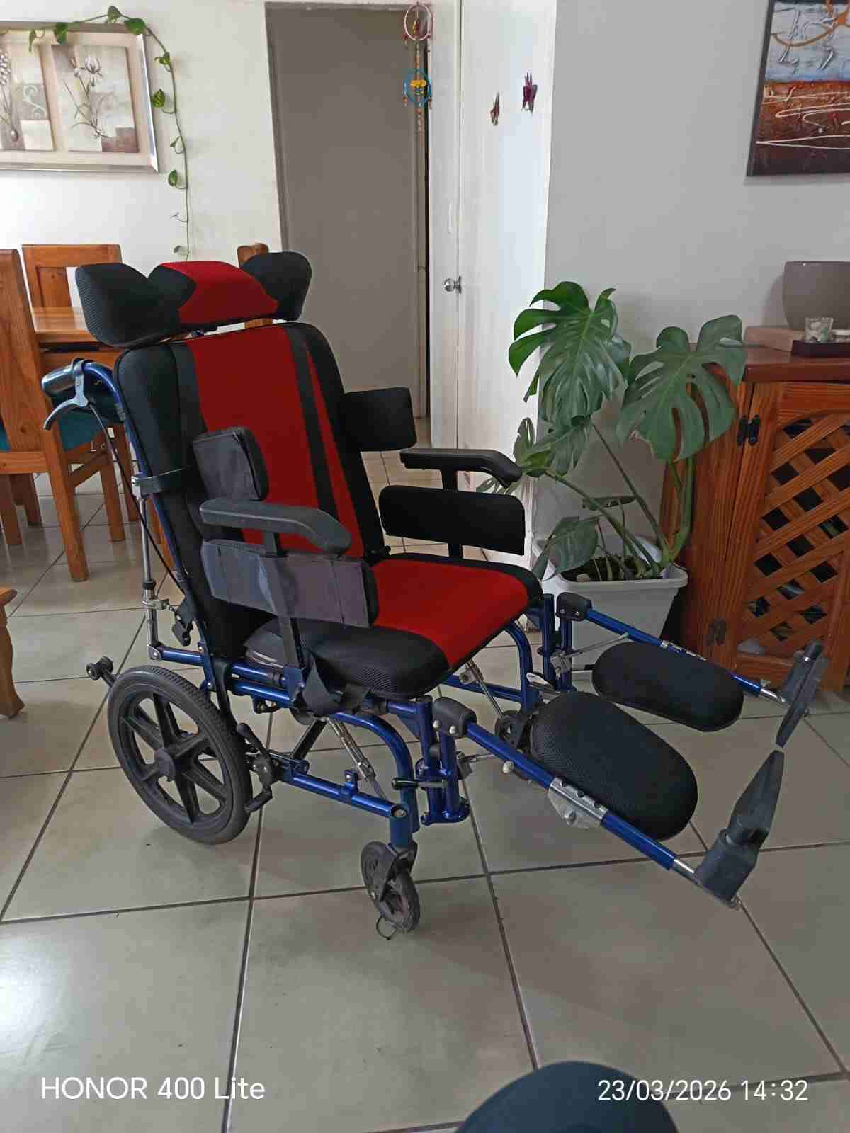 Silla de ruedas reclinable roja