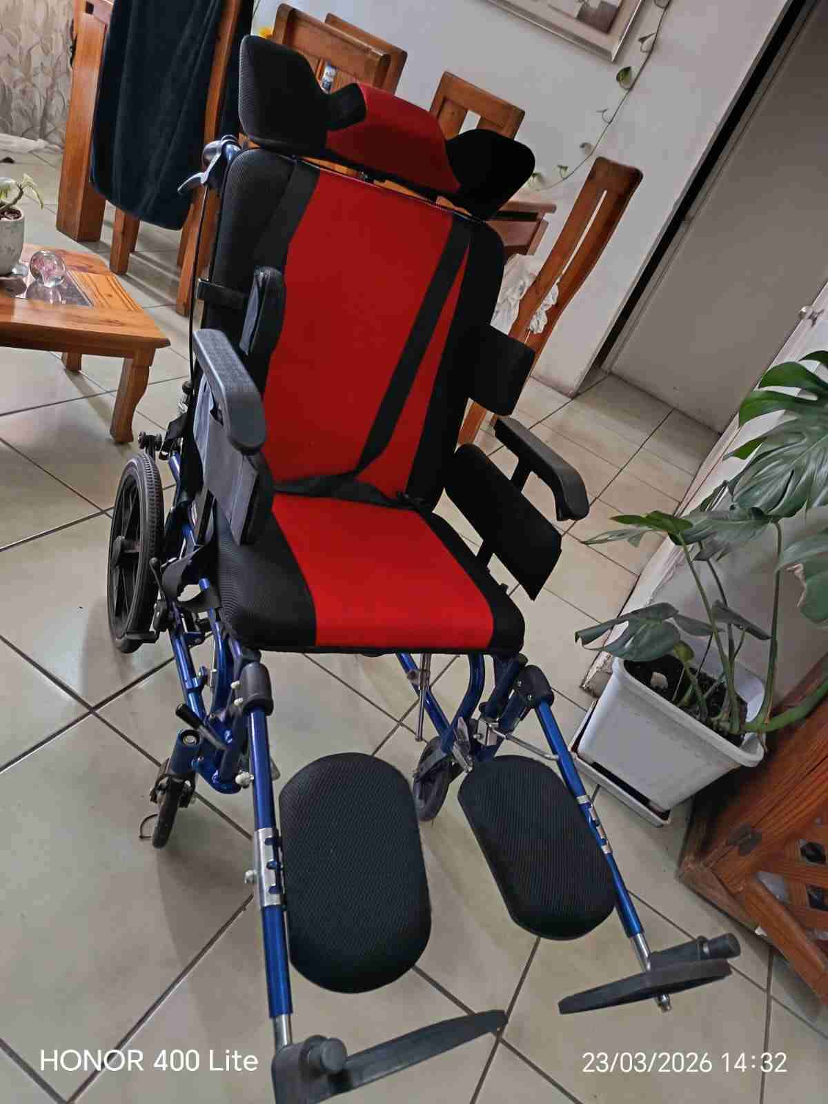 Silla de ruedas reclinable roja - miniatura 2