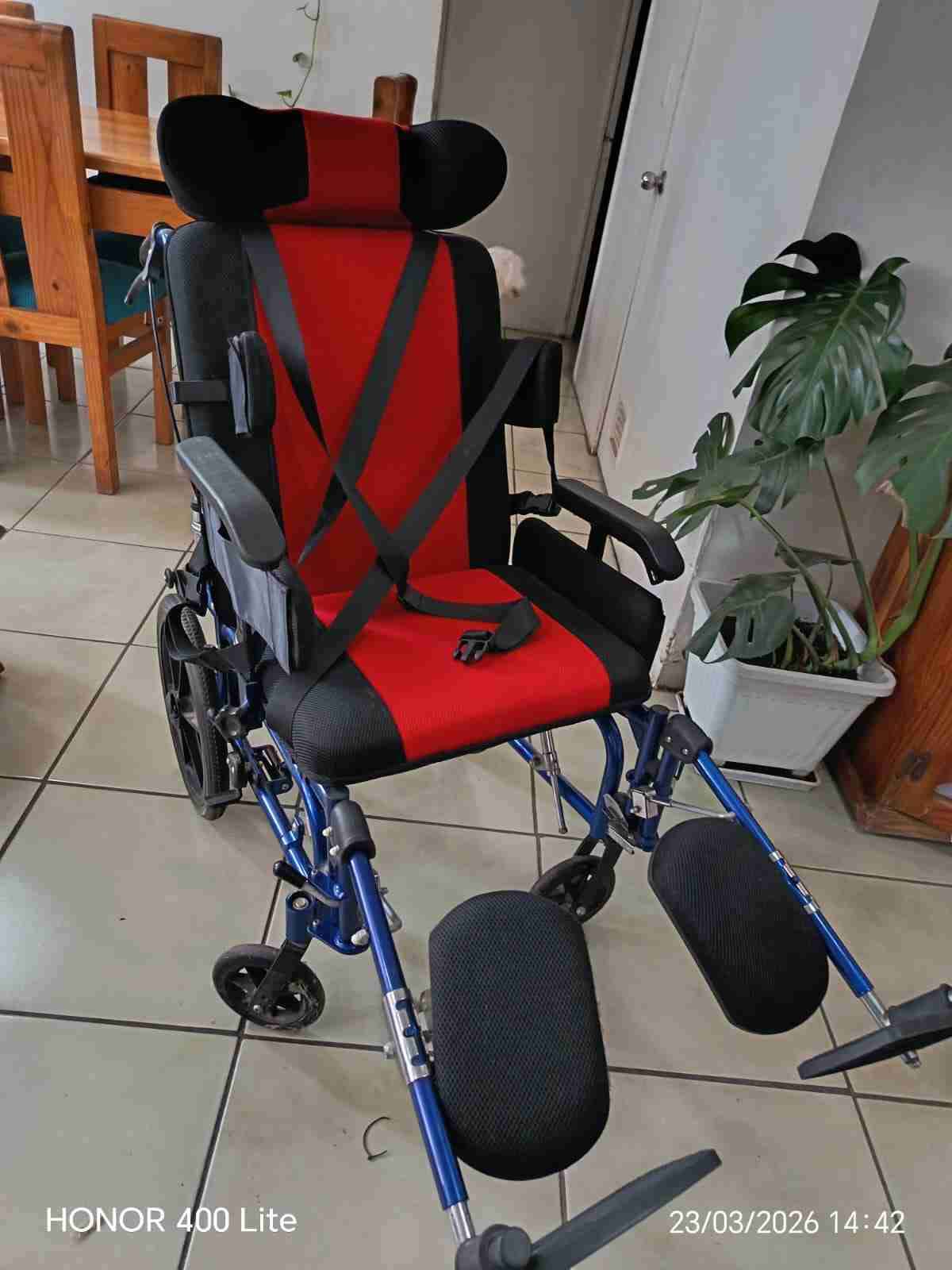 Silla de ruedas reclinable roja - miniatura 3
