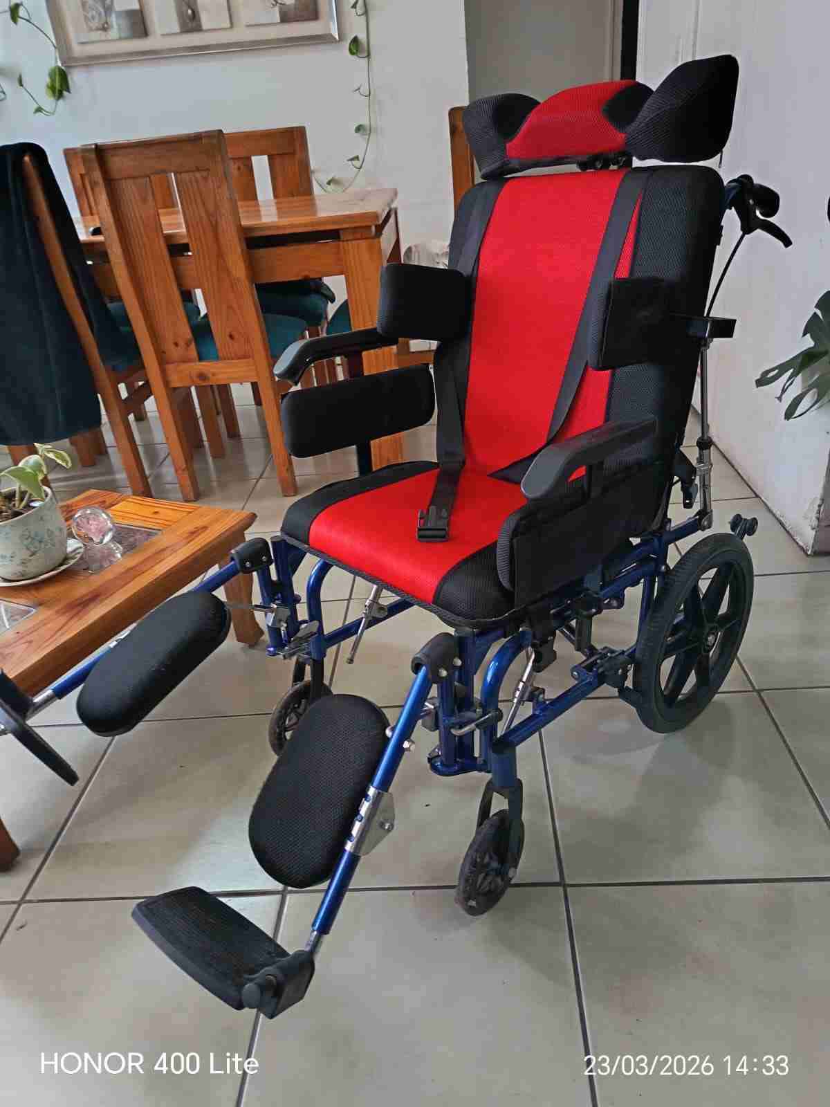 Silla de ruedas reclinable roja - miniatura 5