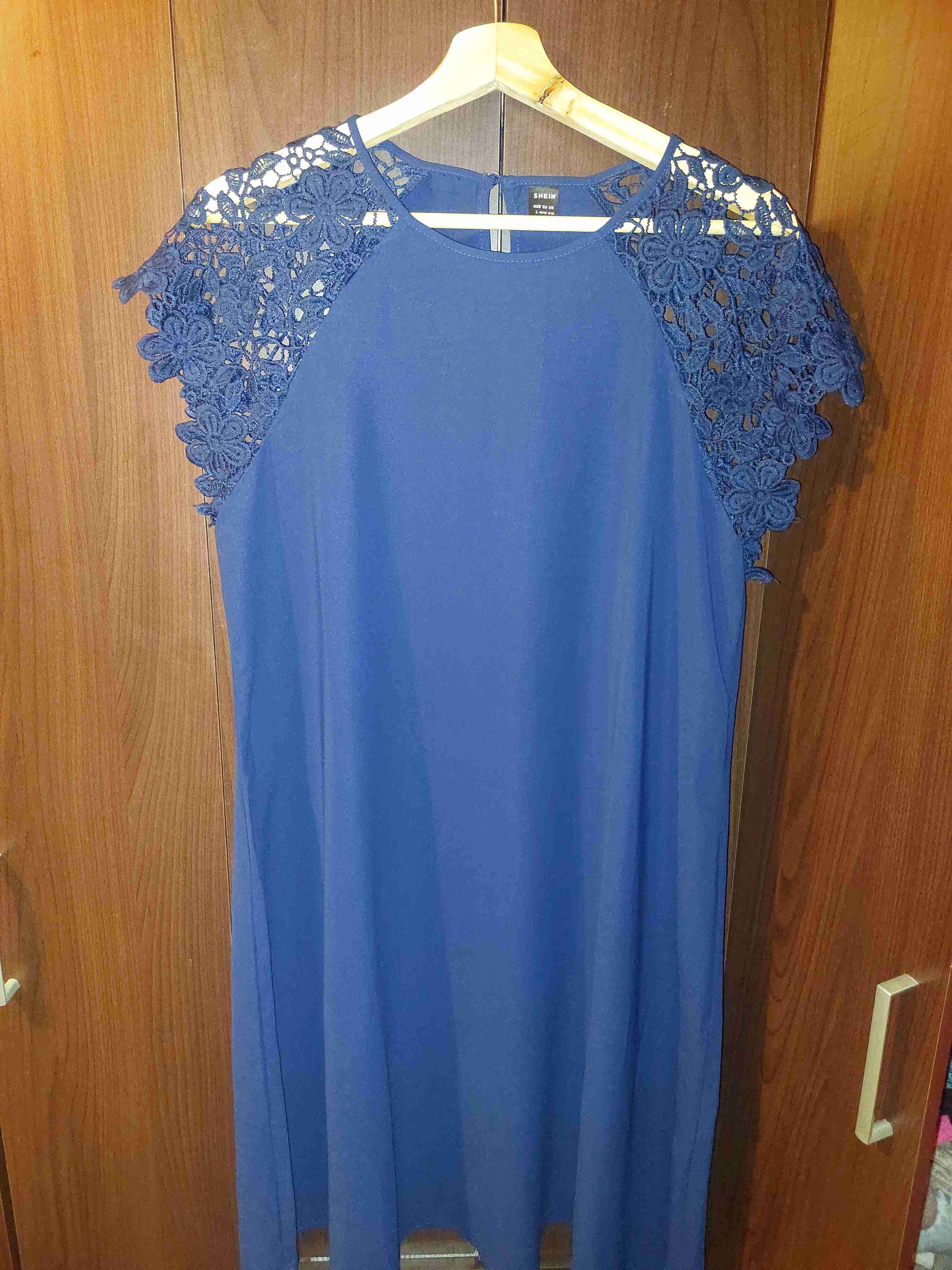 Vestido azul con encaje floral