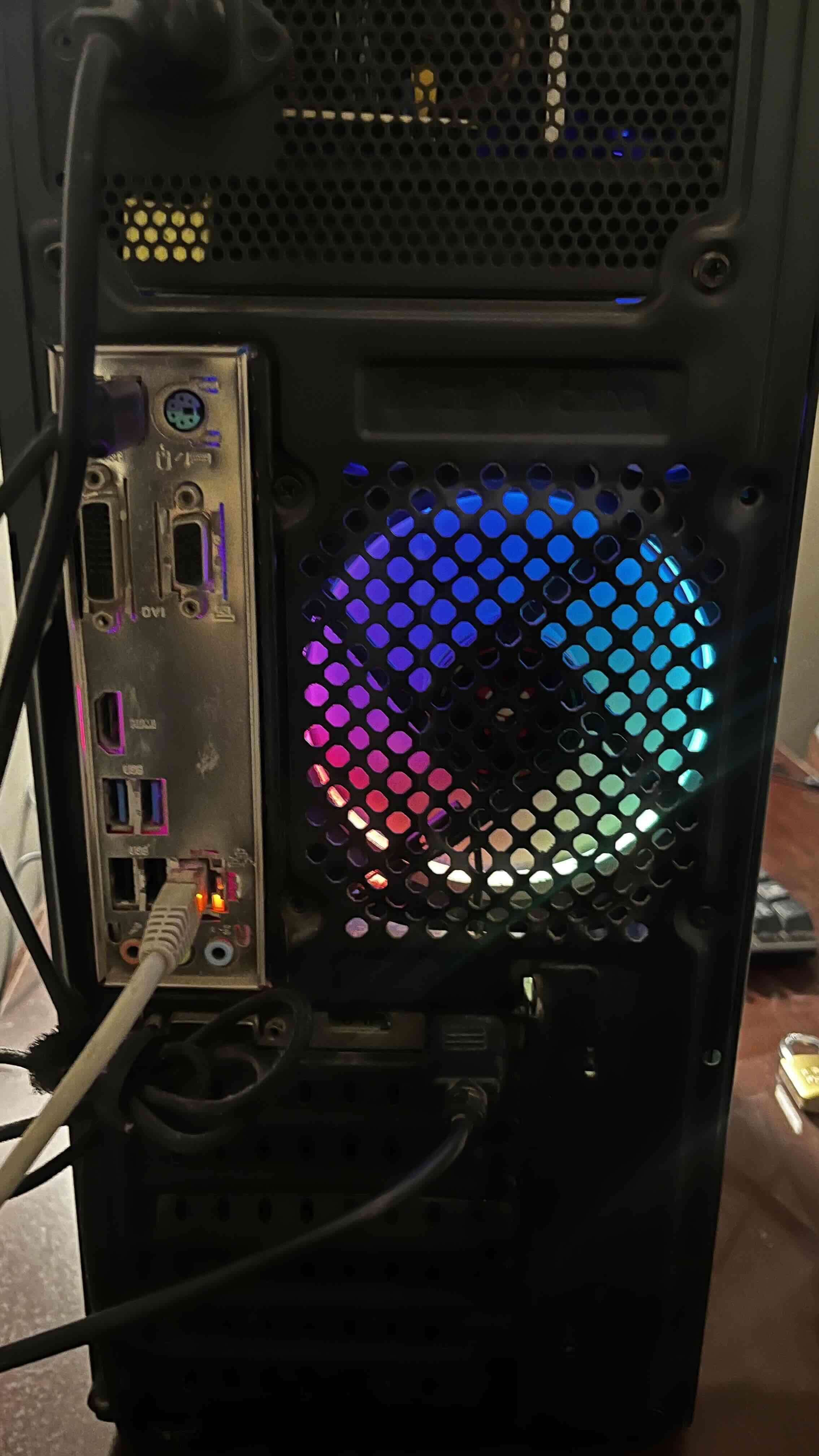 PC gamer con iluminación RGB - miniatura 4