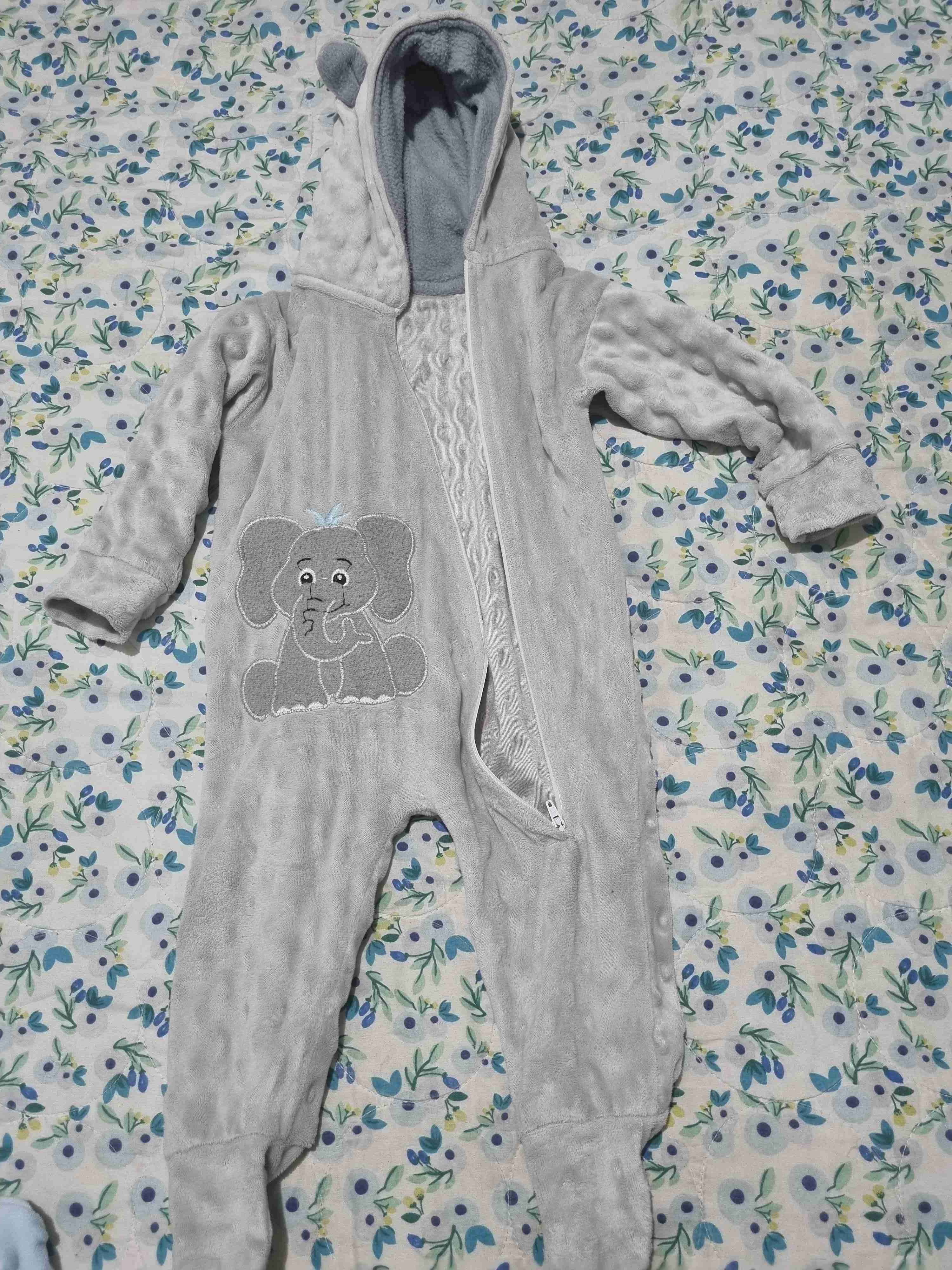 Monito de bebé gris con elefante