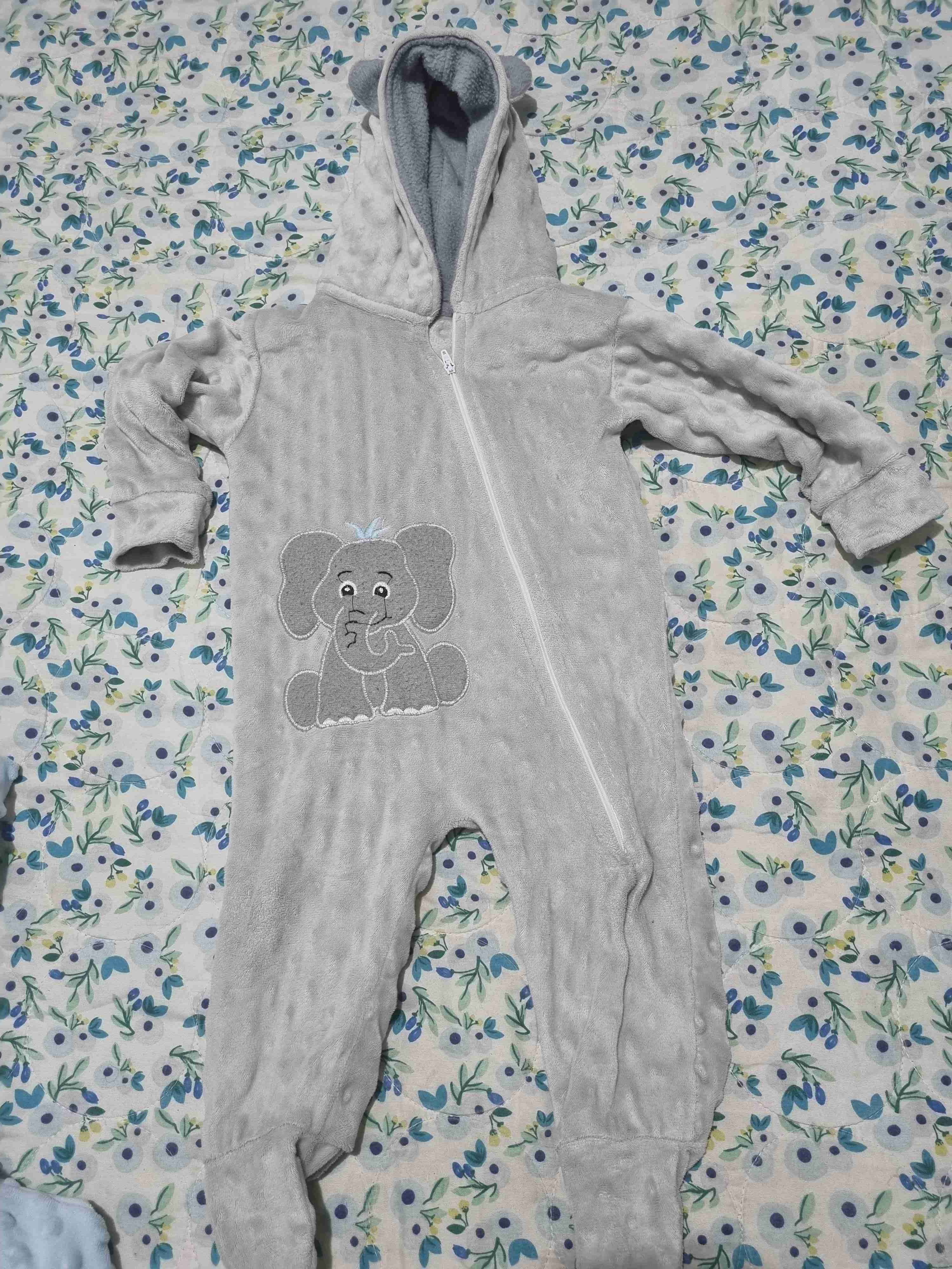 Monito de bebé gris con elefante - miniatura 2