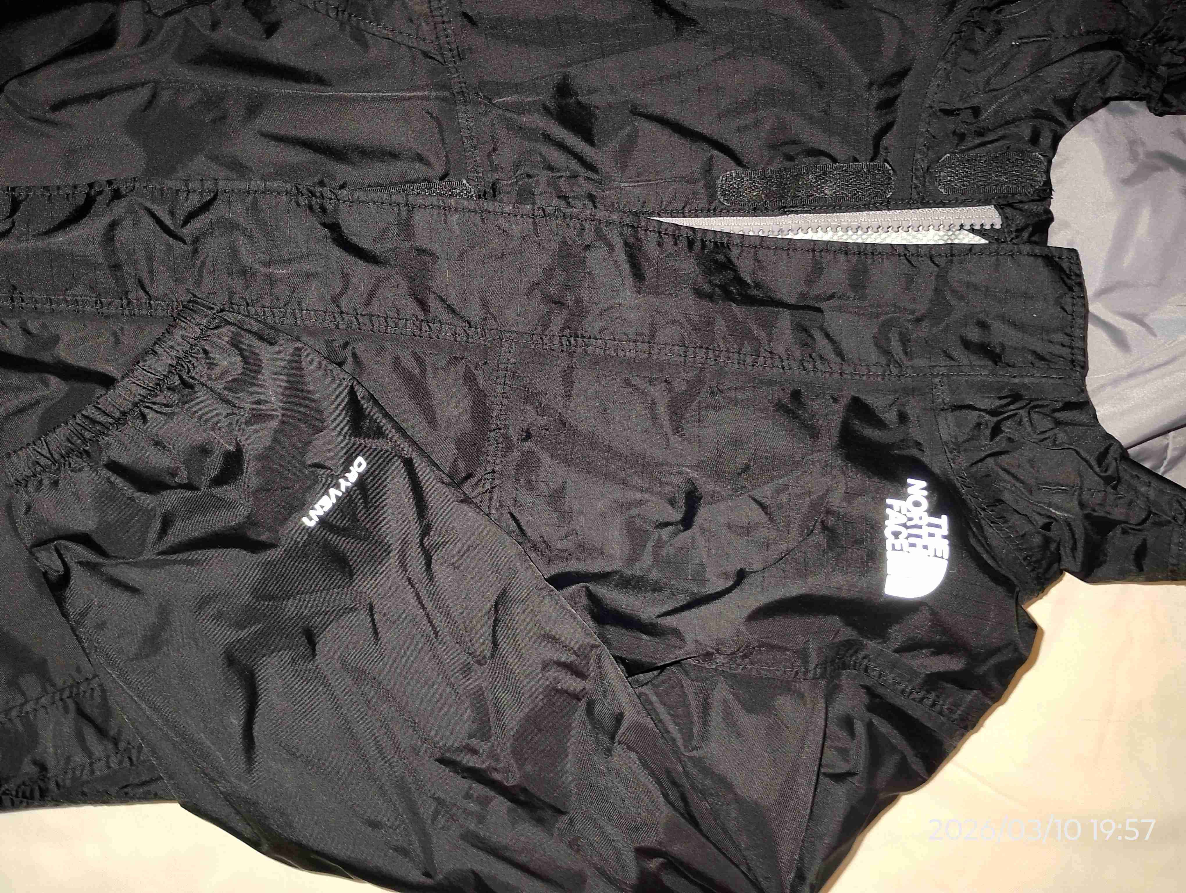 Chaqueta negra impermeable - miniatura 2