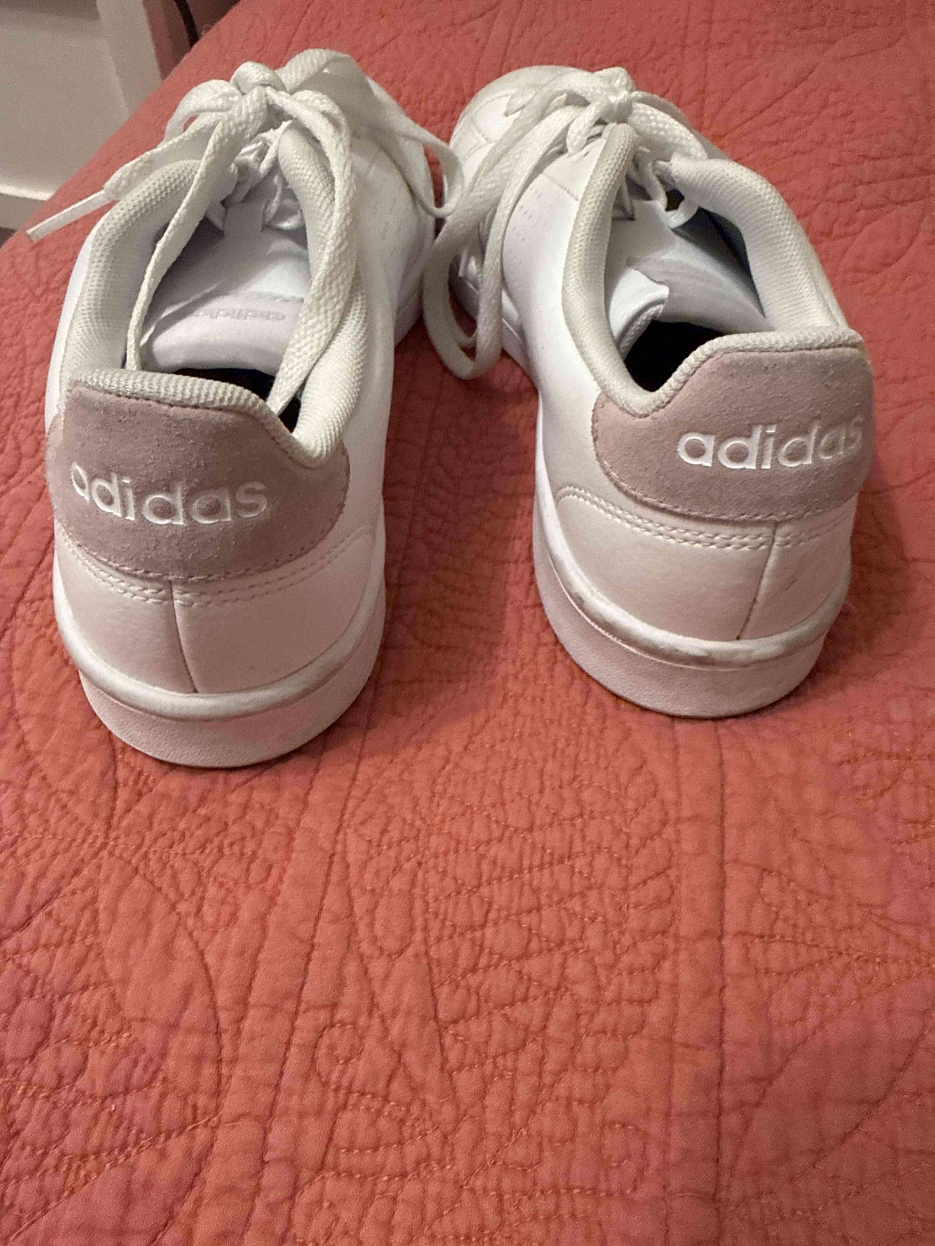 Zapatillas blancas deportivas - miniatura 2