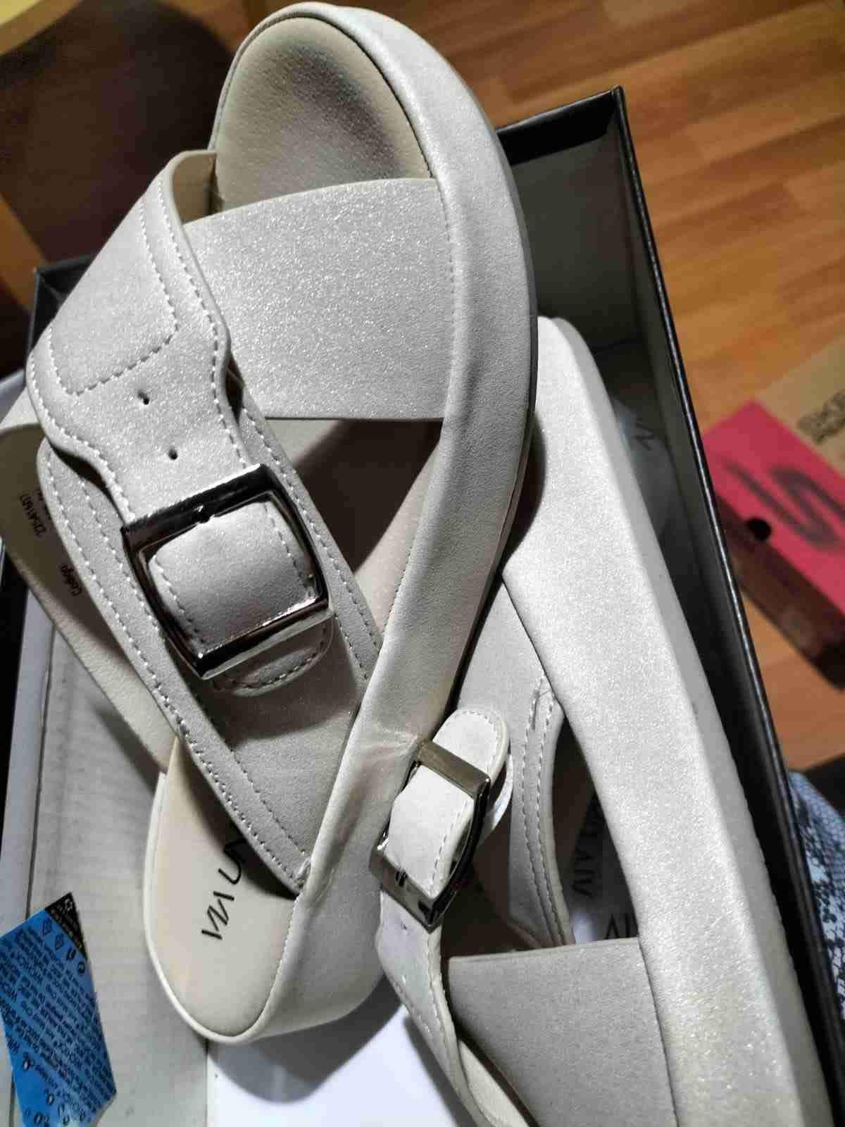 Sandalias blancas con plataforma - miniatura 2