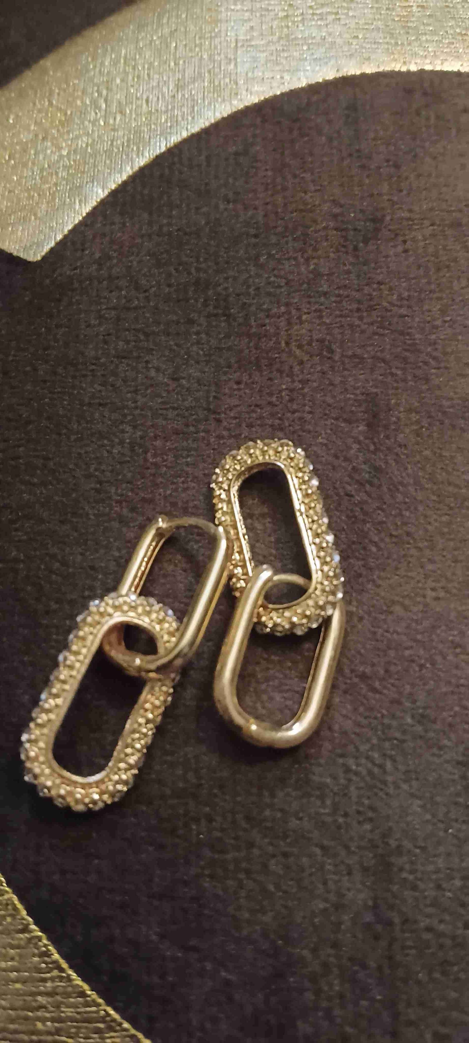 Aros dorados con diseño de eslabones