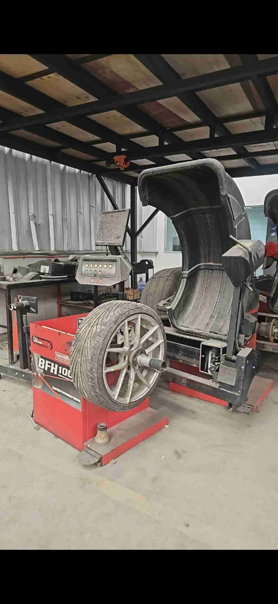 Máquina balanceadora de ruedas