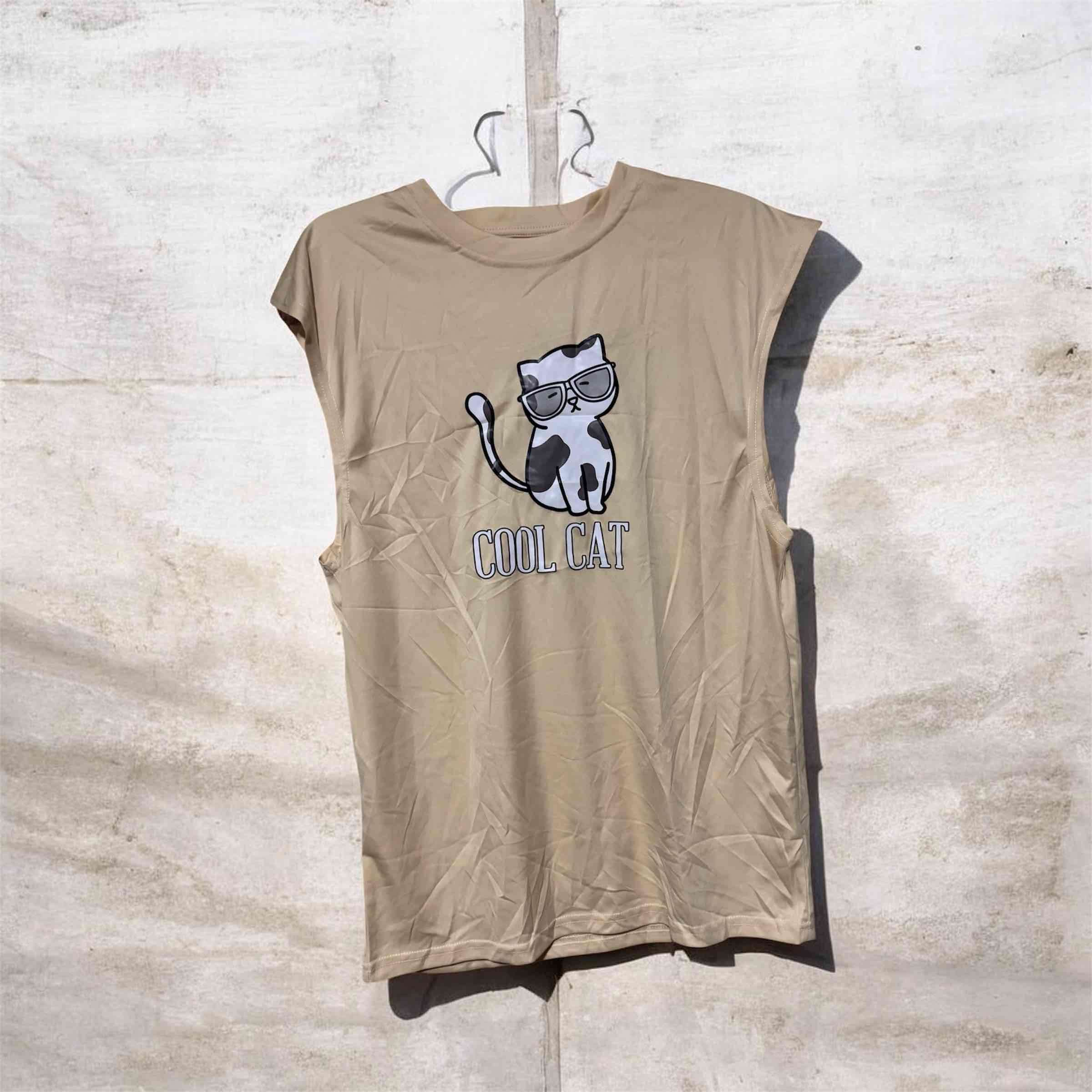 Polera beige Cool Cat y otras poleras