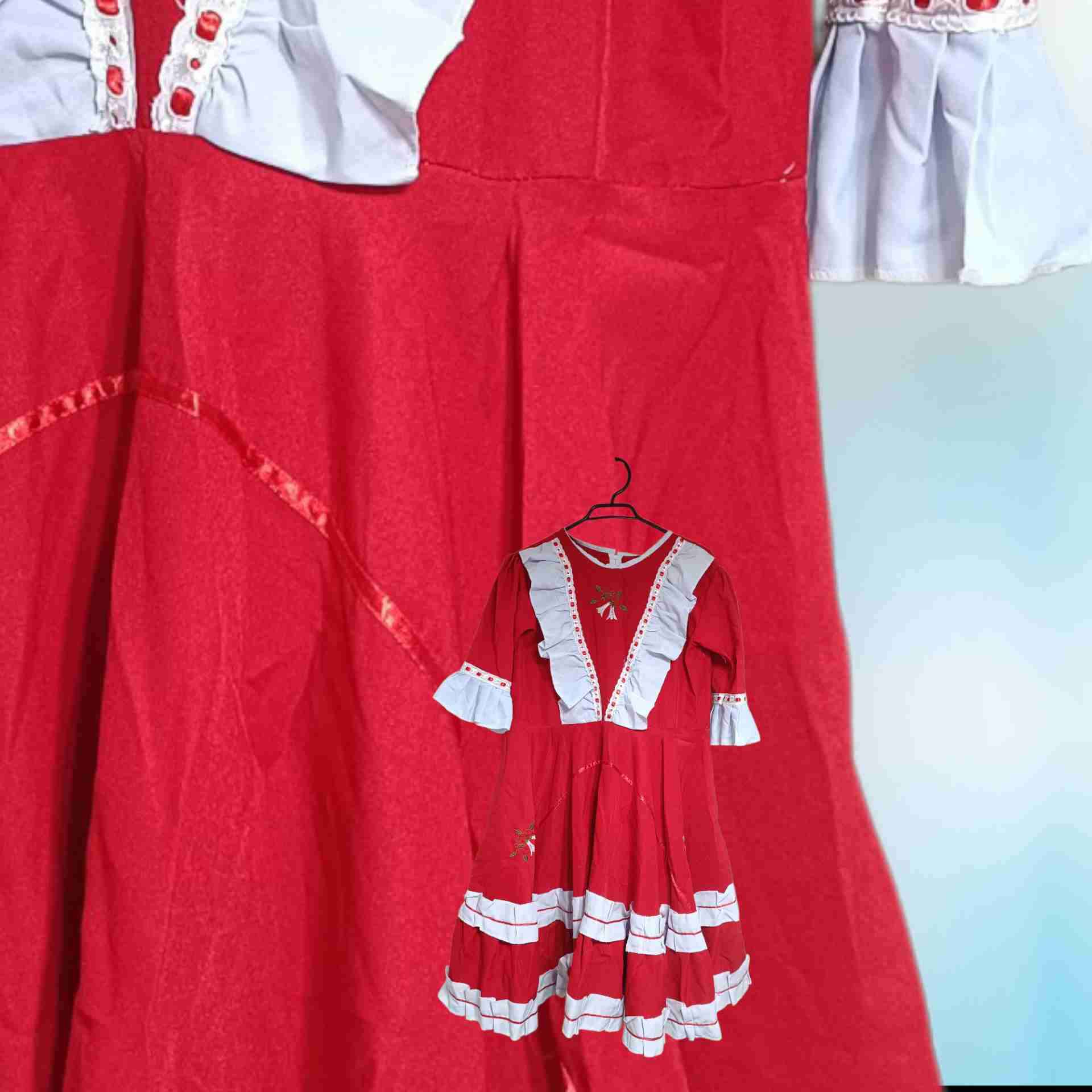 Vestido rojo con volantes blancos