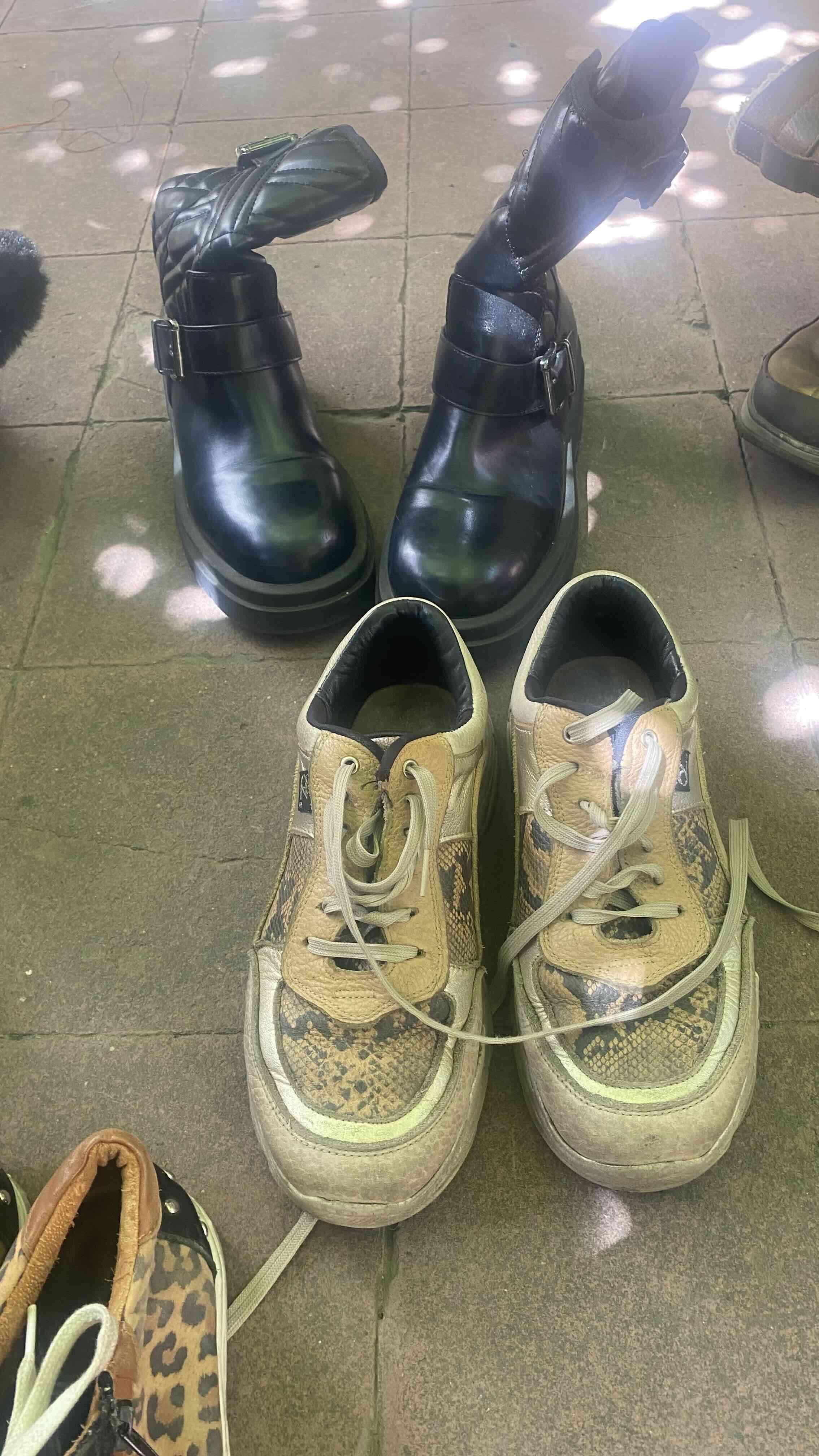 Botas negras de cuero - miniatura 2