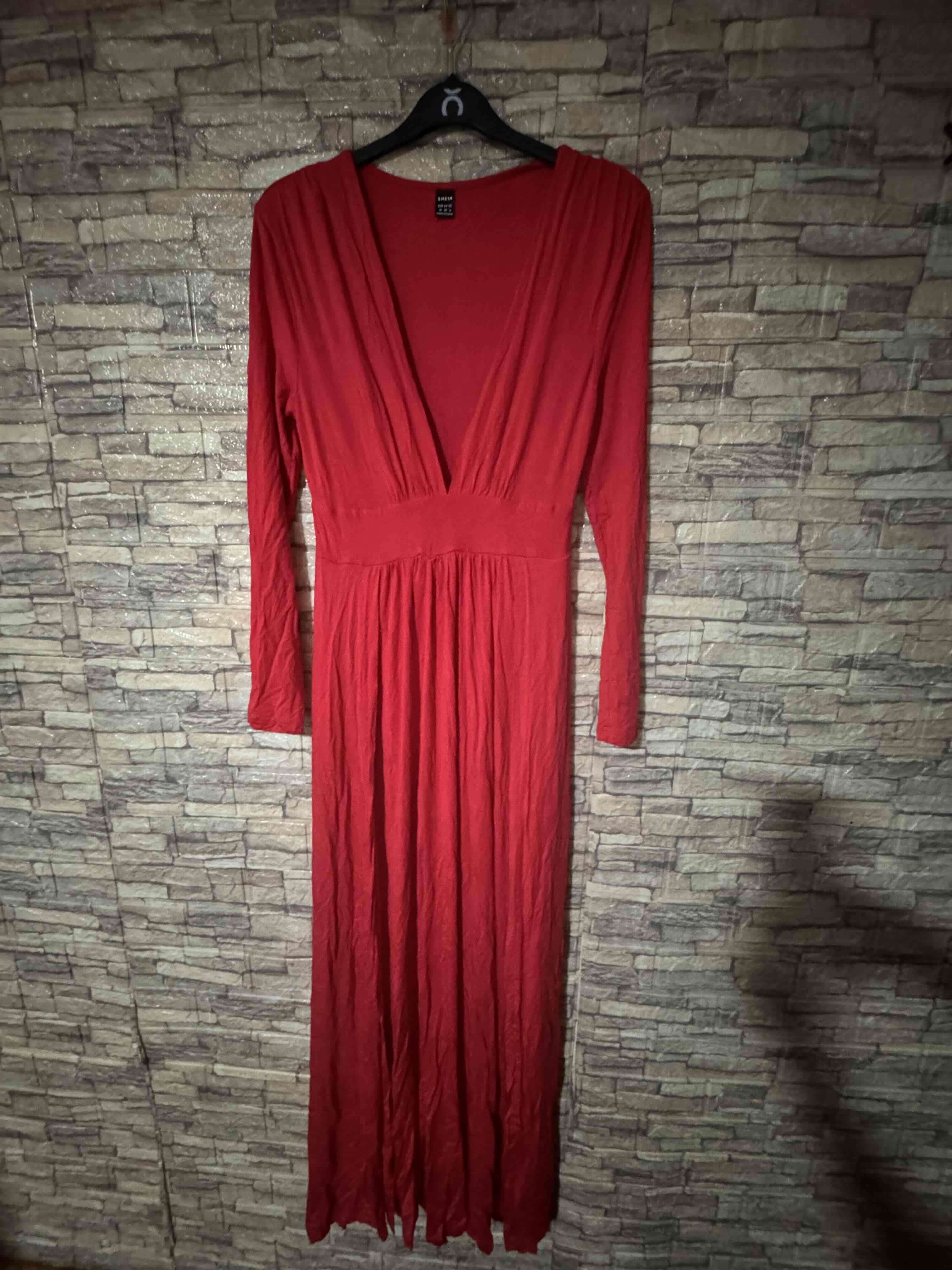 Vestido largo rojo y negro con escote