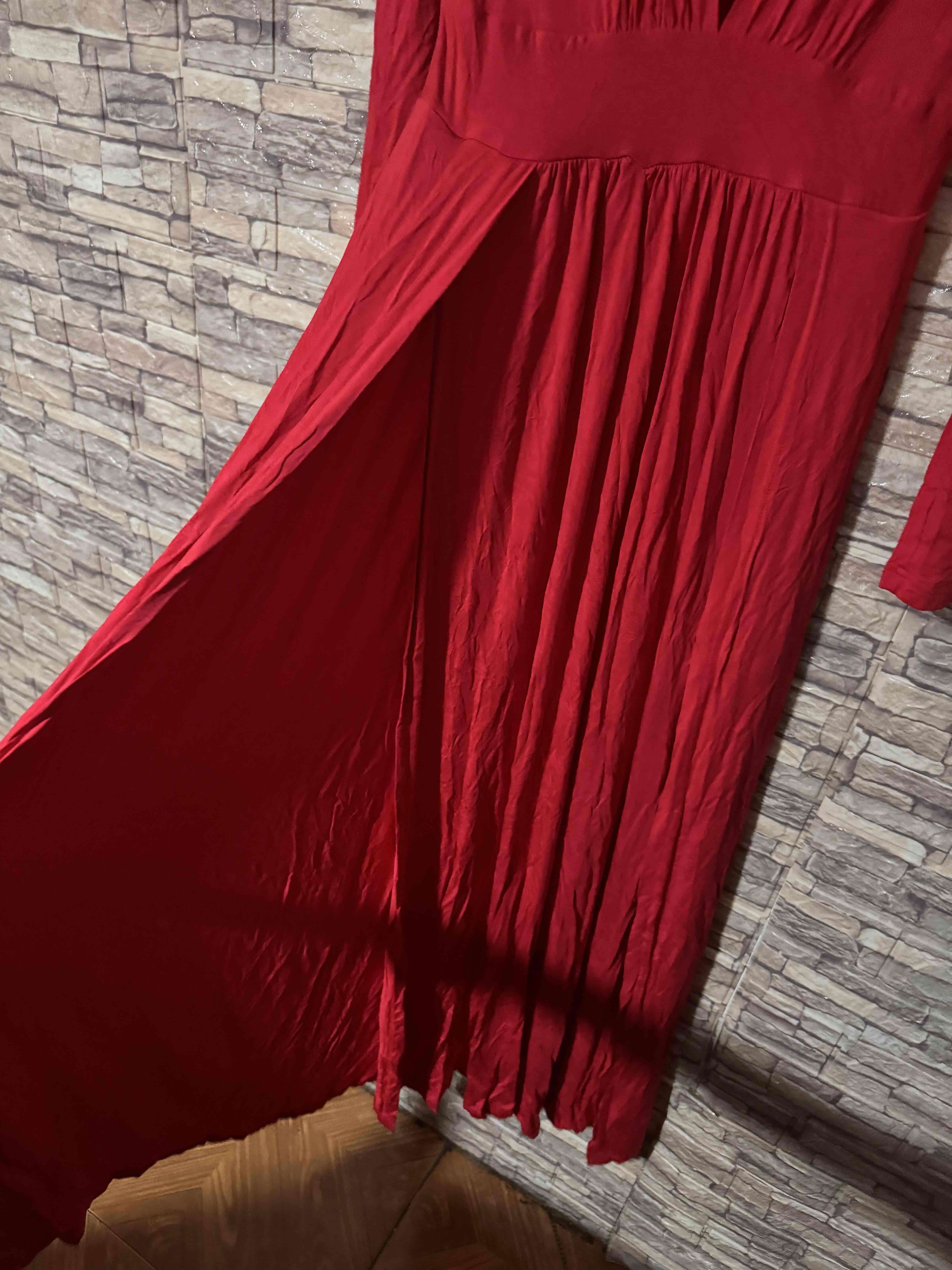 Vestido largo rojo y negro con escote - miniatura 2