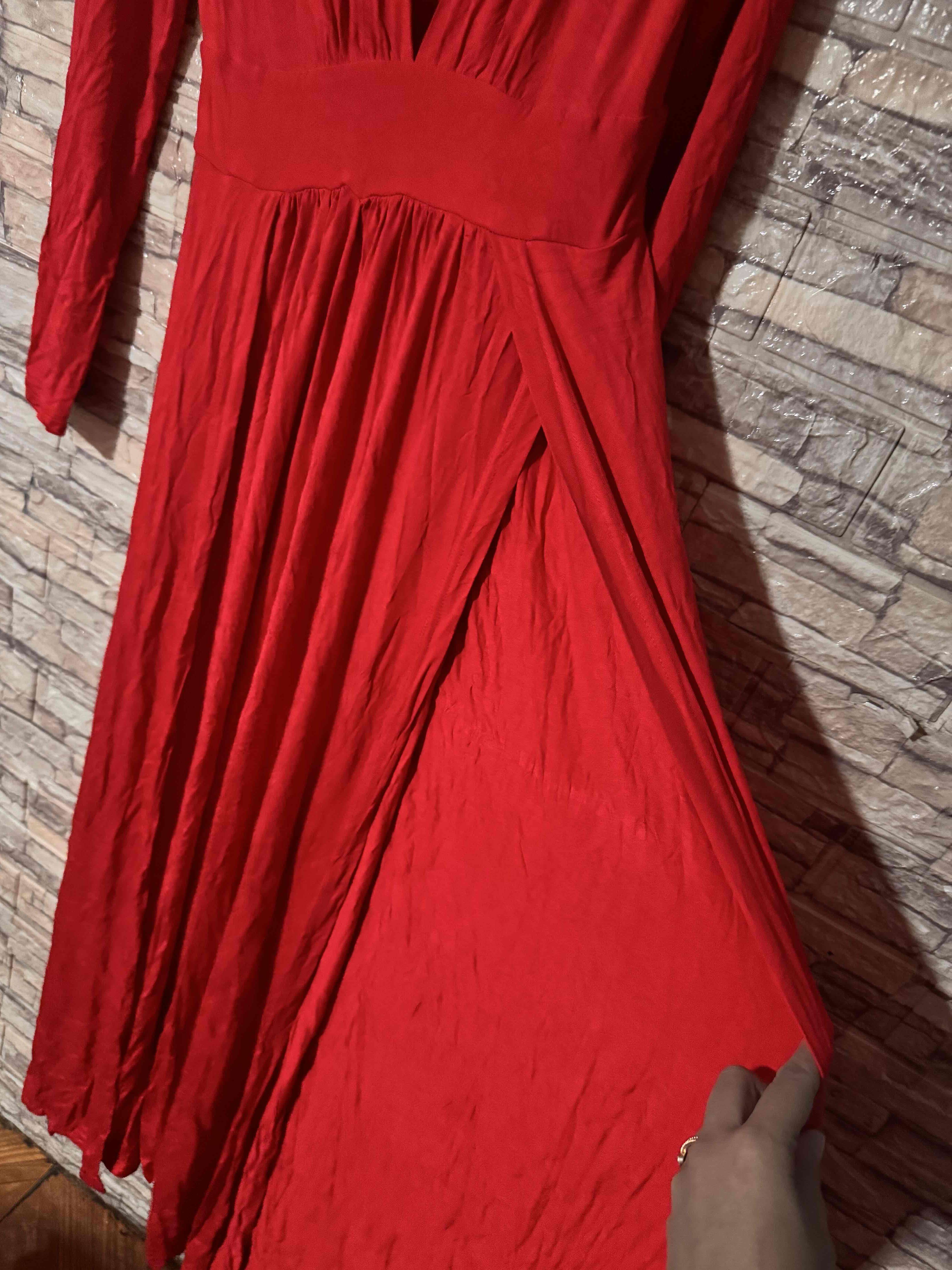 Vestido largo rojo y negro con escote - miniatura 3