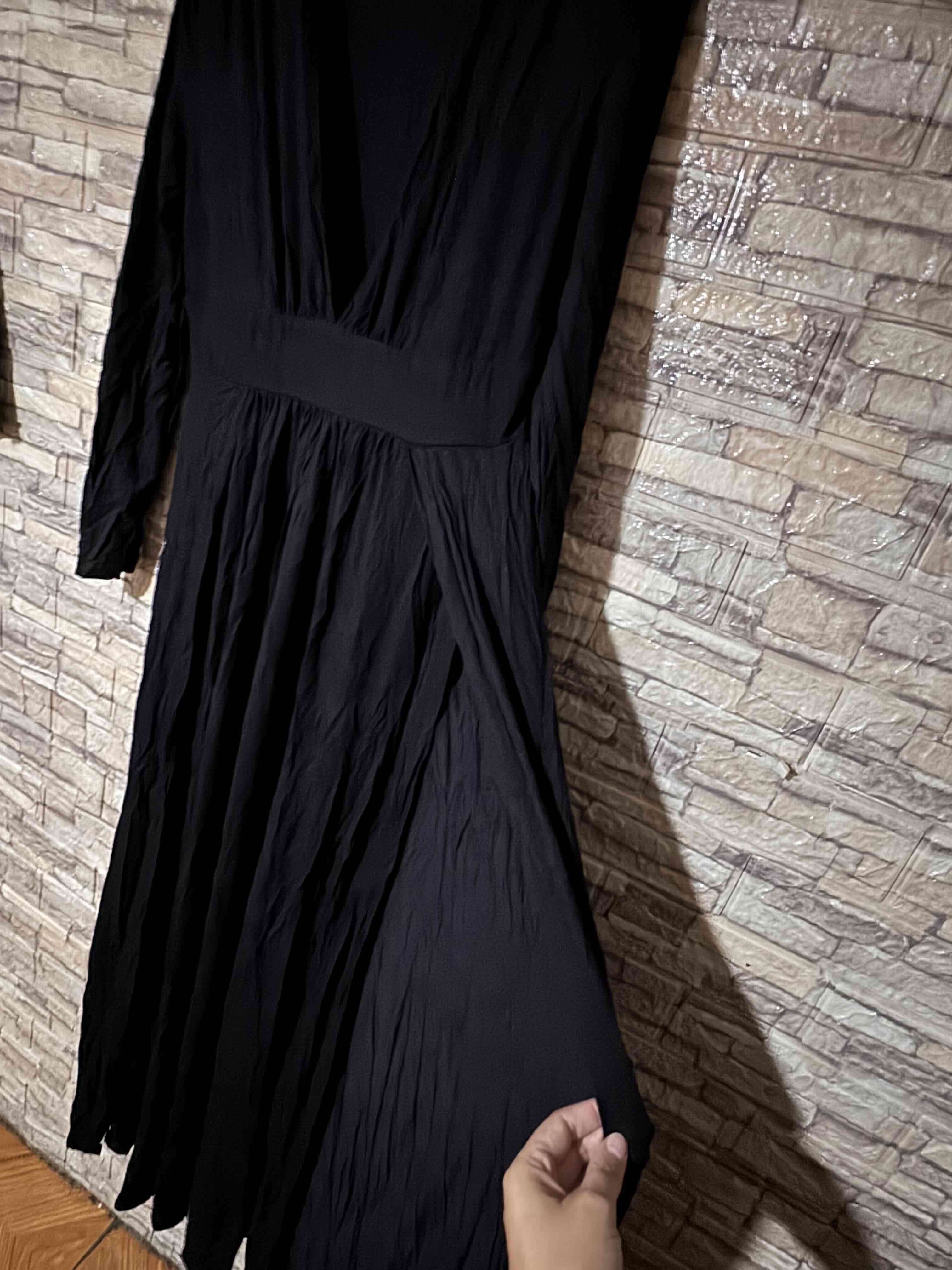 Vestido largo rojo y negro con escote - miniatura 4