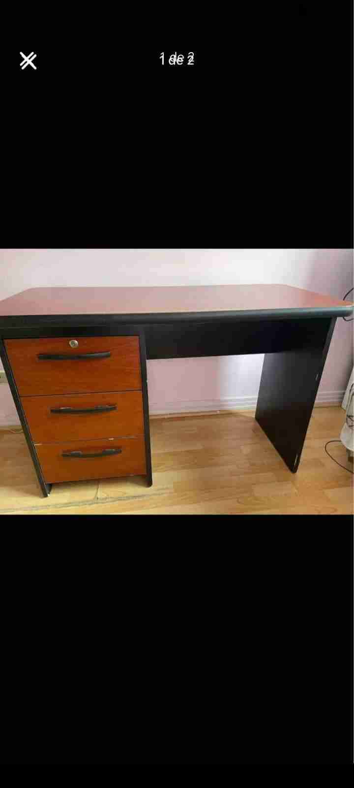 Escritorio con cajonera de madera