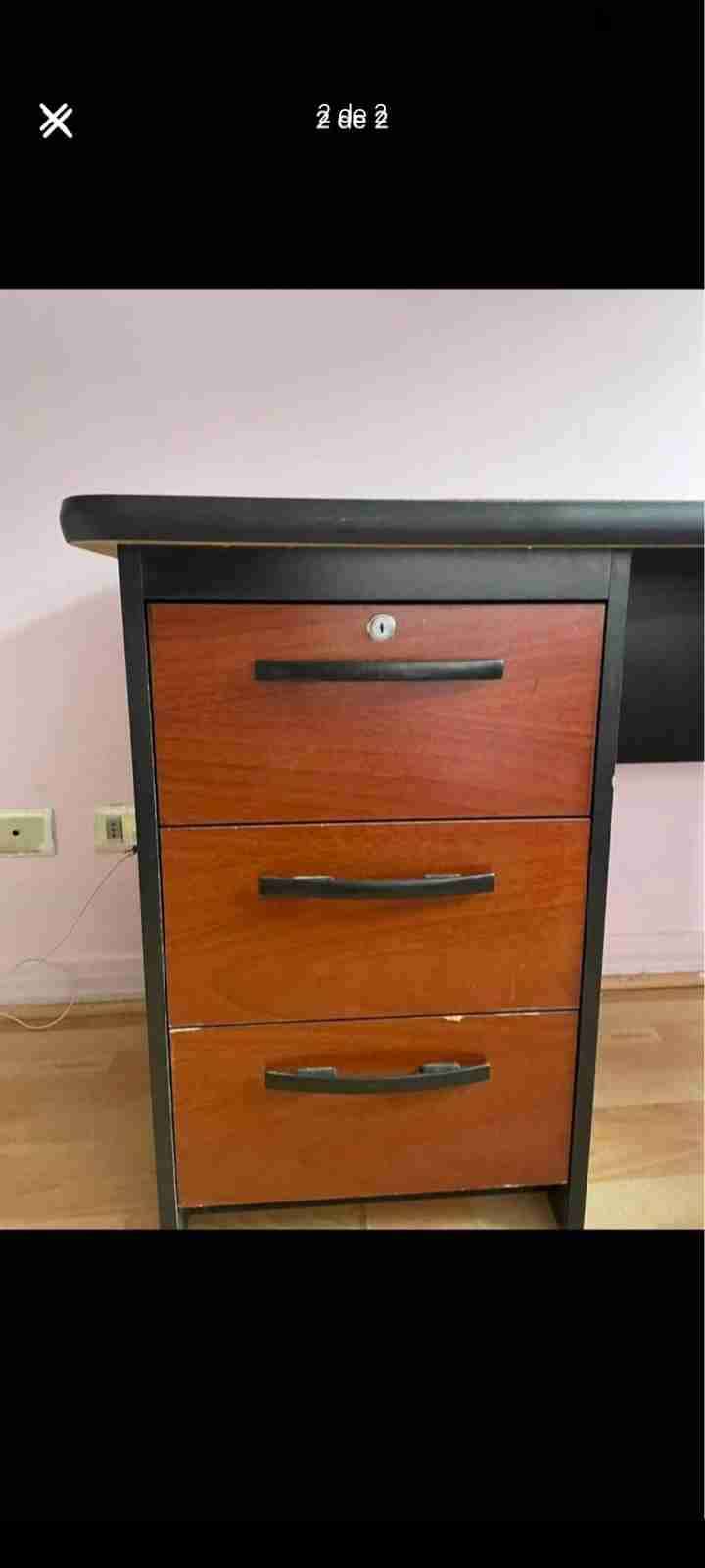 Escritorio con cajonera de madera - miniatura 2