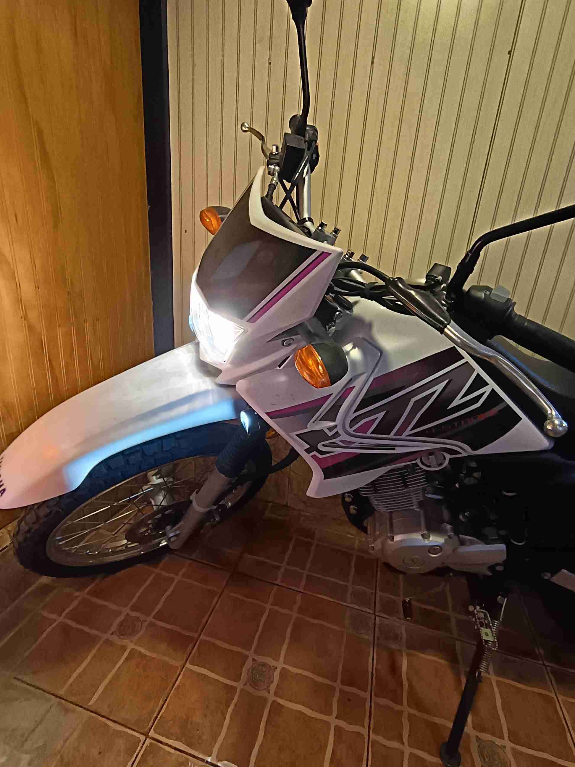 Moto Yamaha blanca y negra - miniatura 2