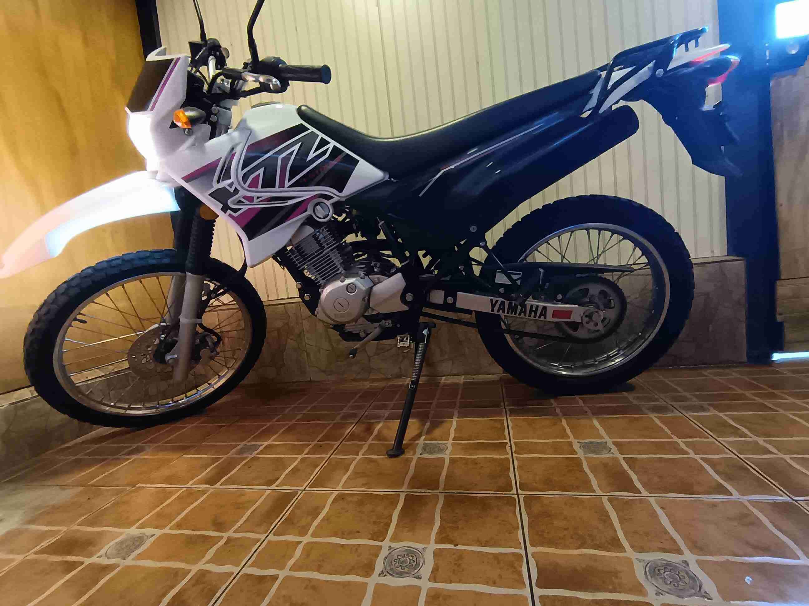 Moto Yamaha blanca y negra - miniatura 3
