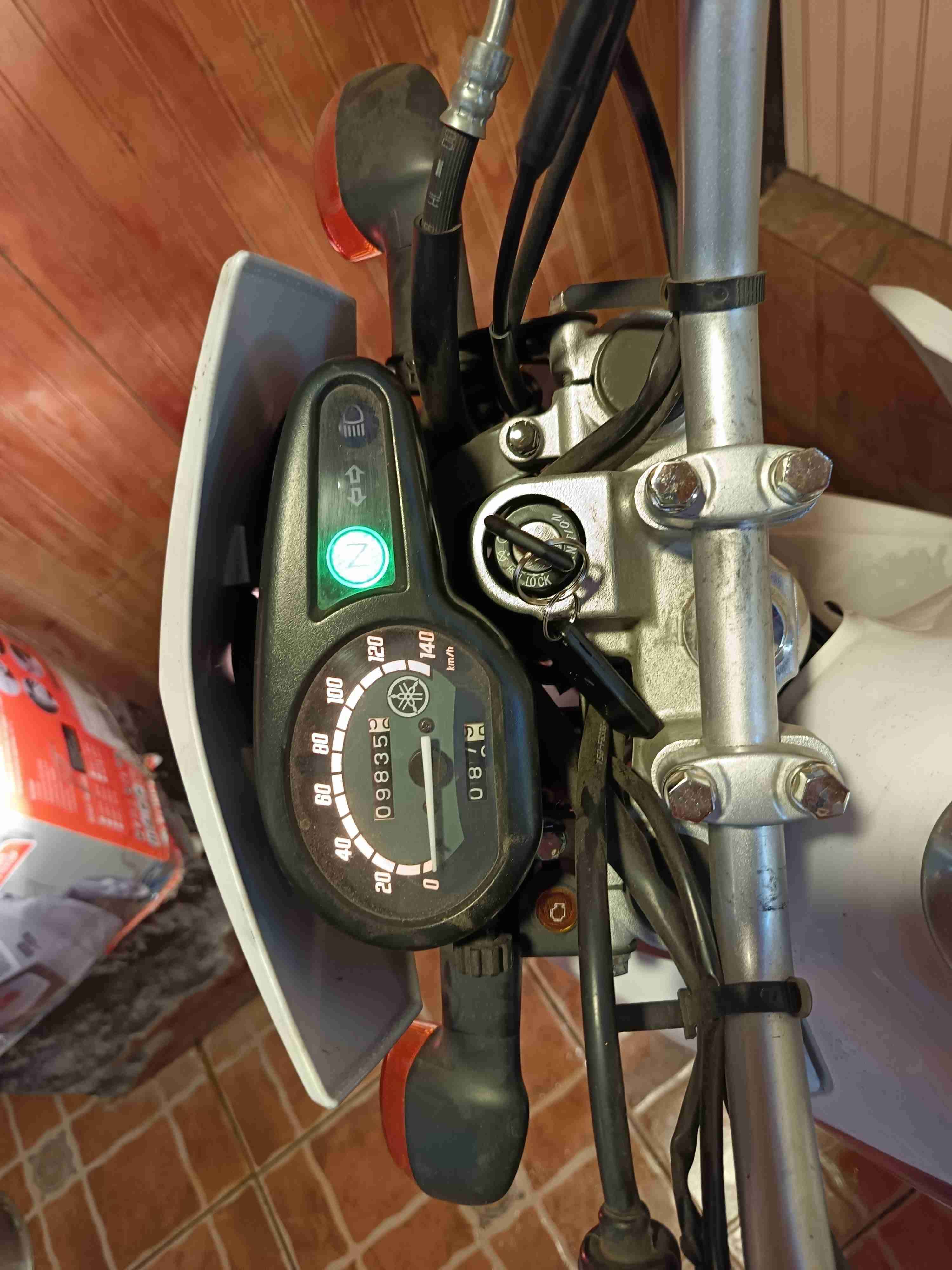 Moto Yamaha blanca y negra - miniatura 4