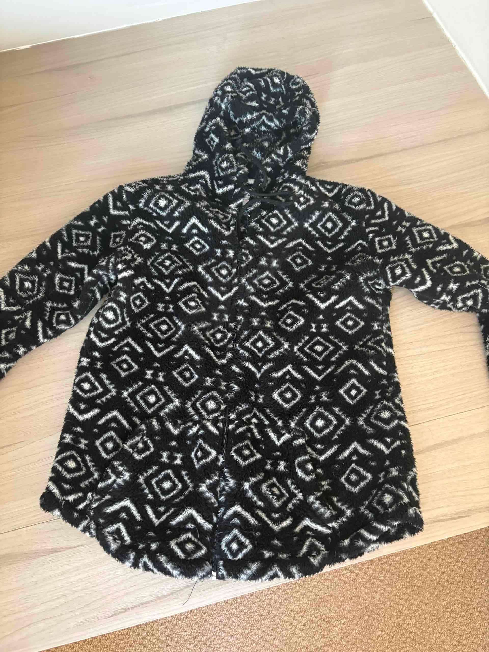 Chaqueta negra con capucha