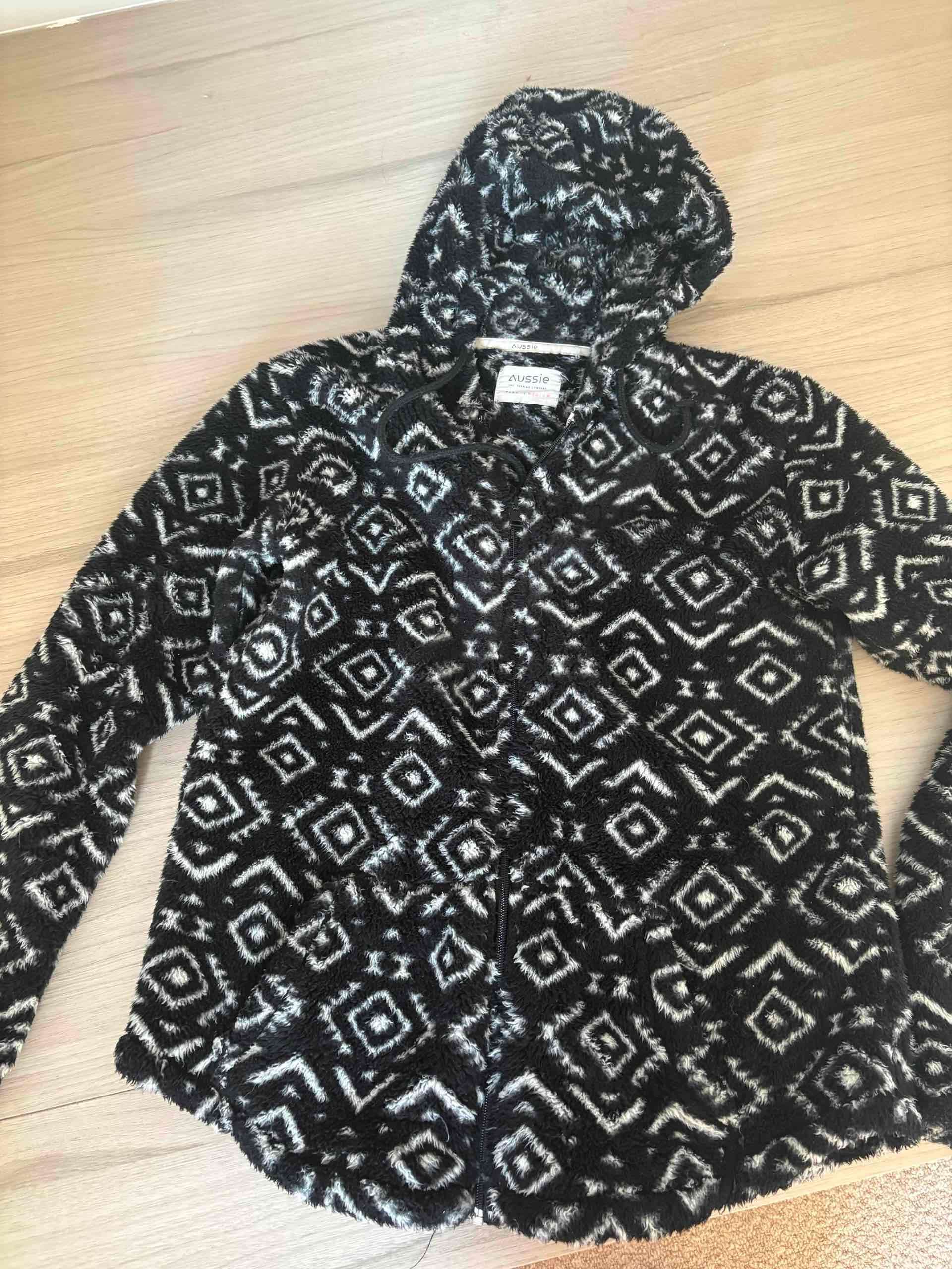 Chaqueta negra con capucha - miniatura 2