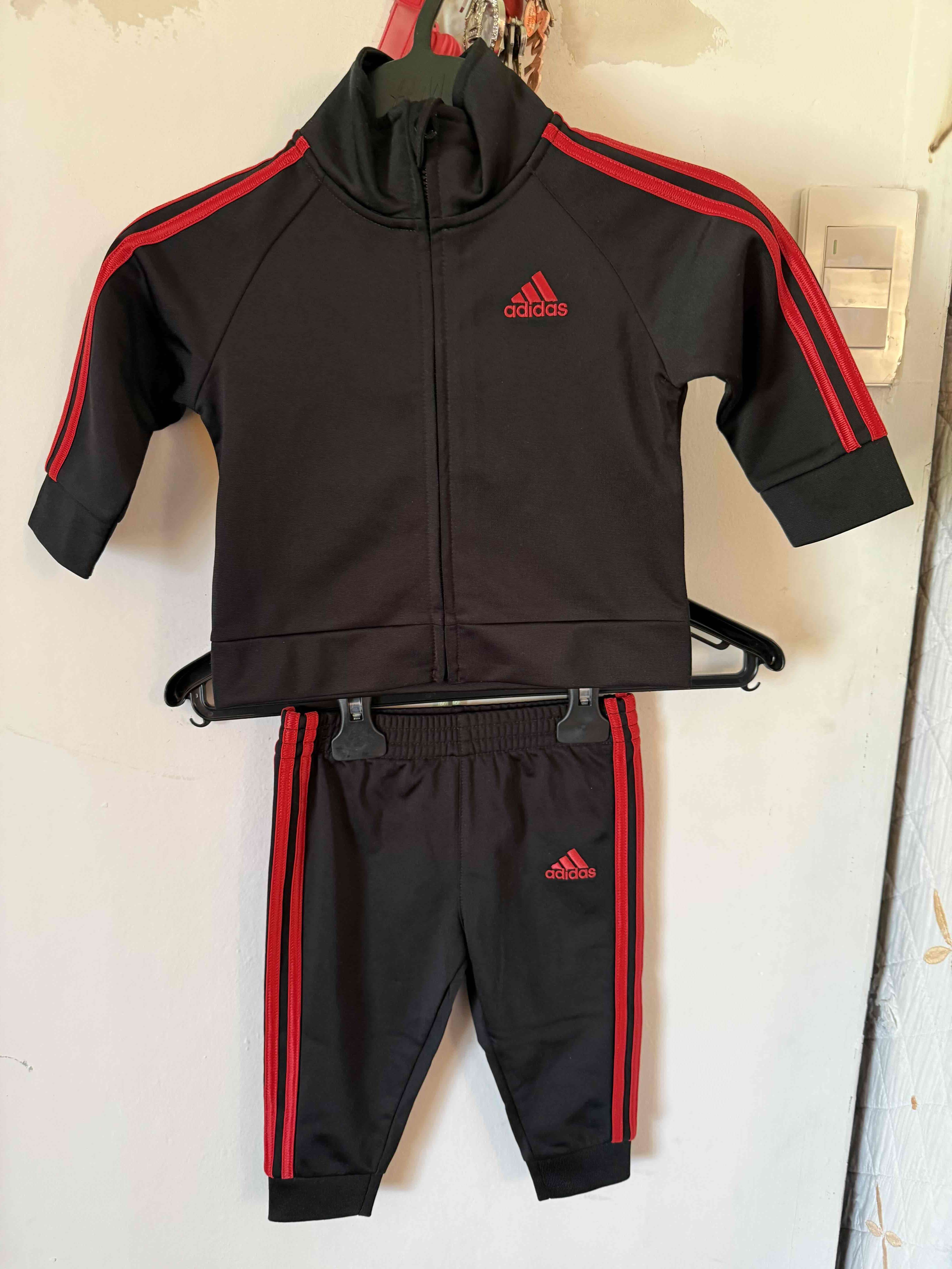 Conjunto deportivo negro y rojo de baby boy