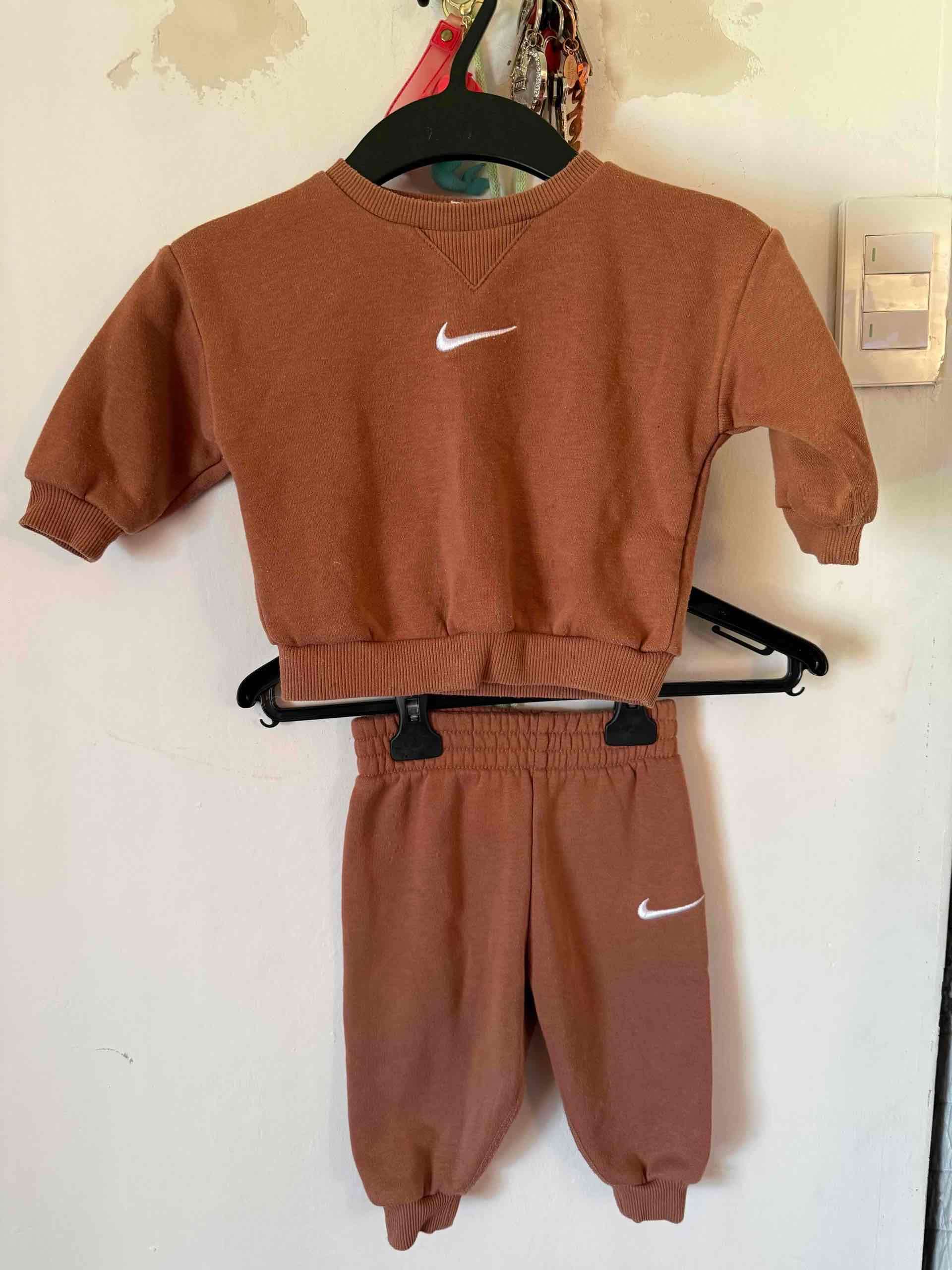 Conjunto deportivo marrón Nike