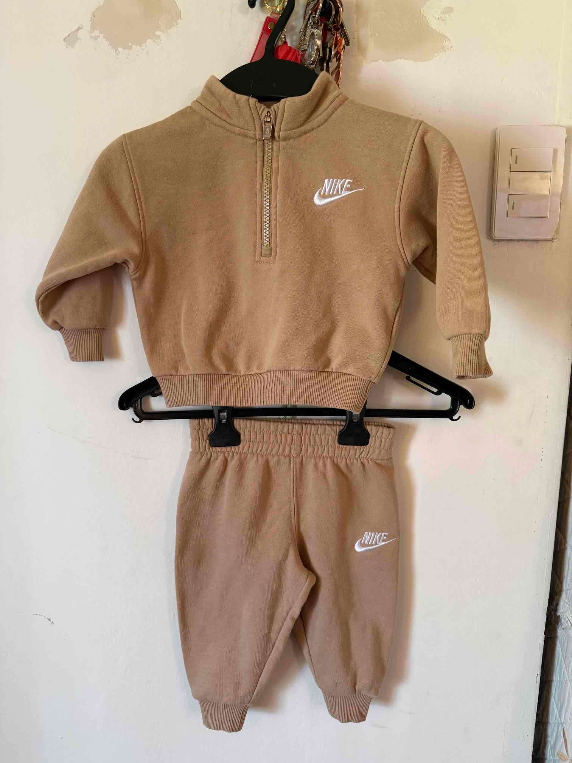 Conjunto deportivo infantil Nike beige