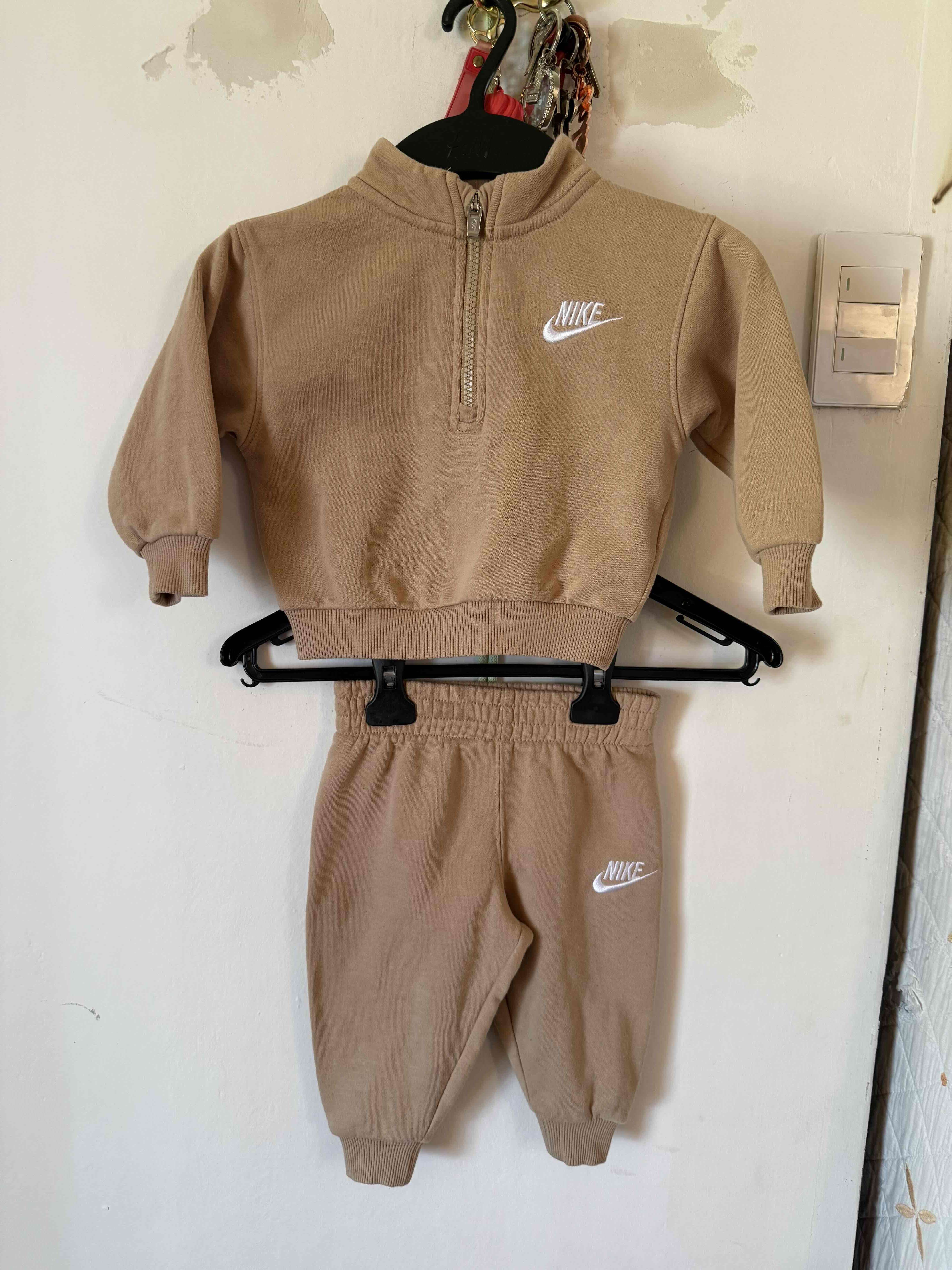 Conjunto deportivo infantil Nike beige - miniatura 2