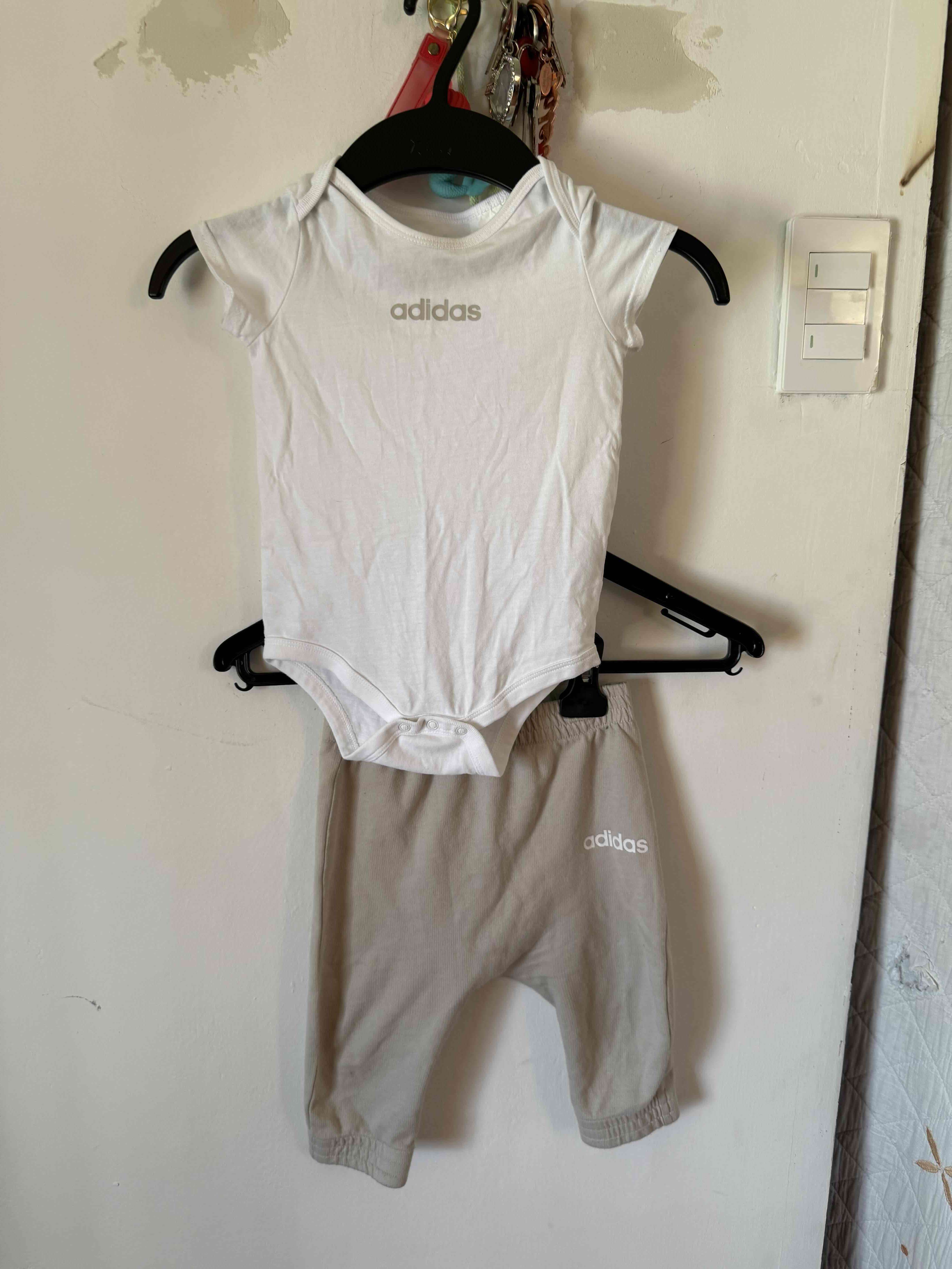 Conjunto bebé Adidas blanco y beige