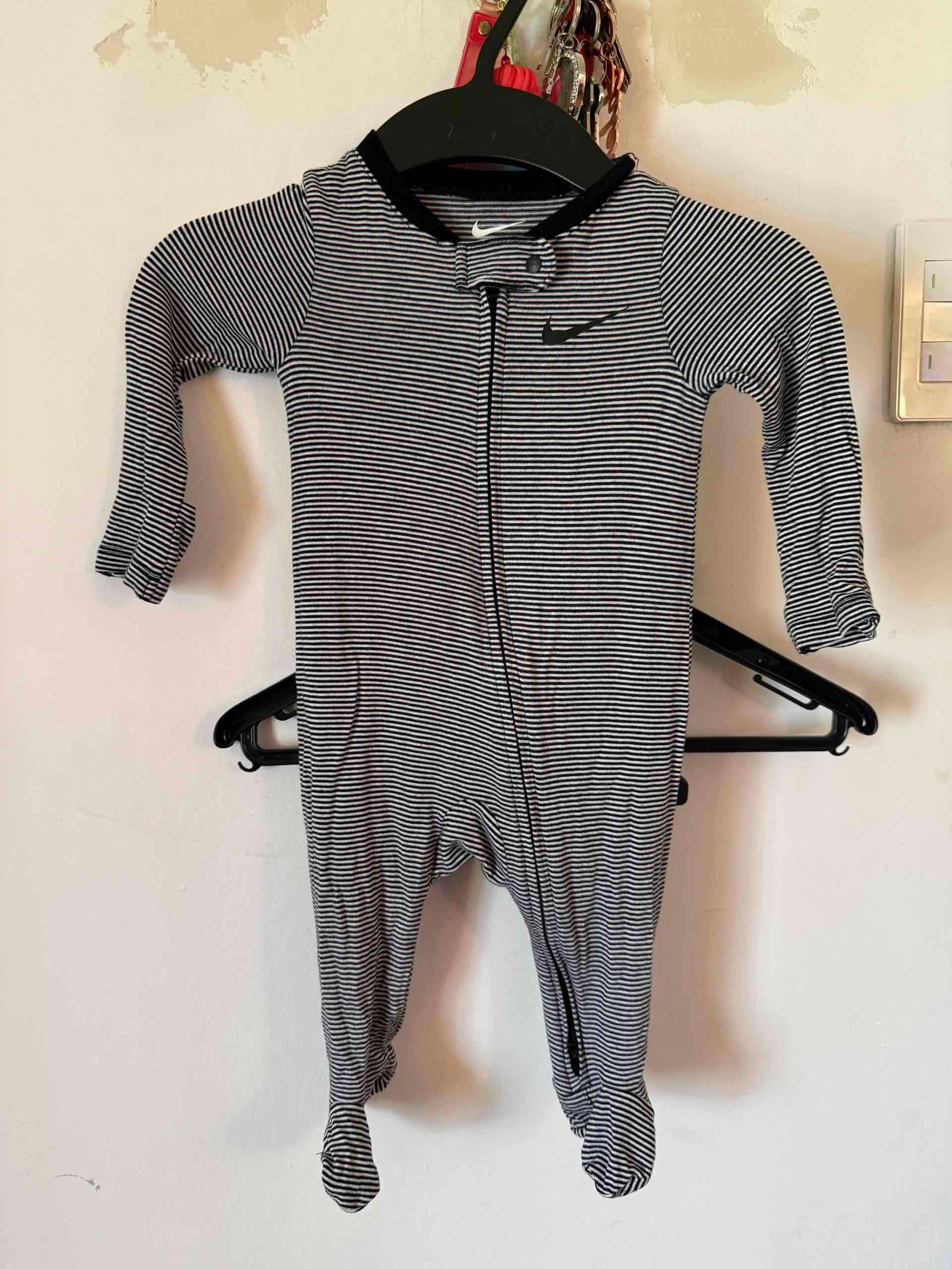 Enterito a rayas para bebé nike