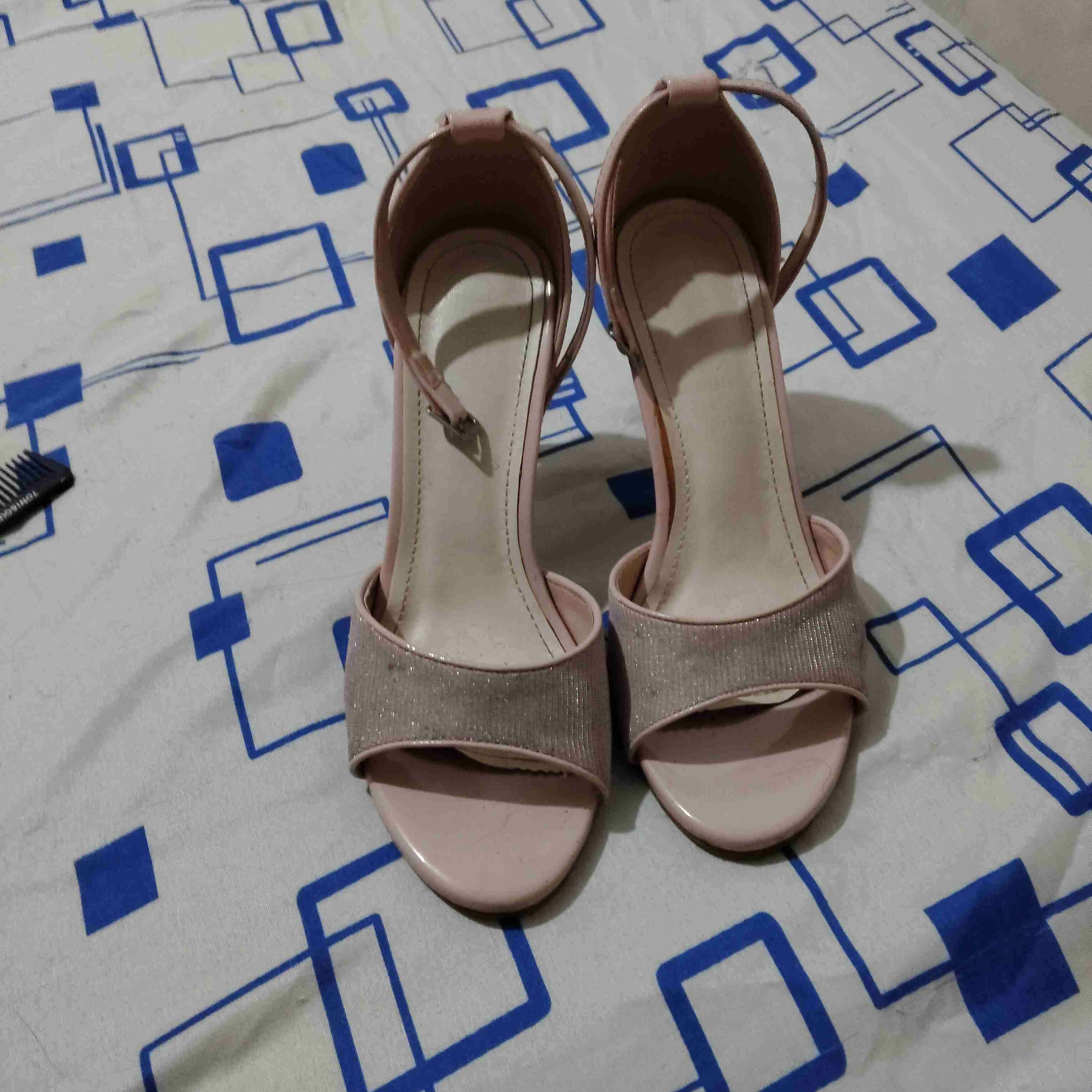 Tacones altos color rosa - miniatura 2