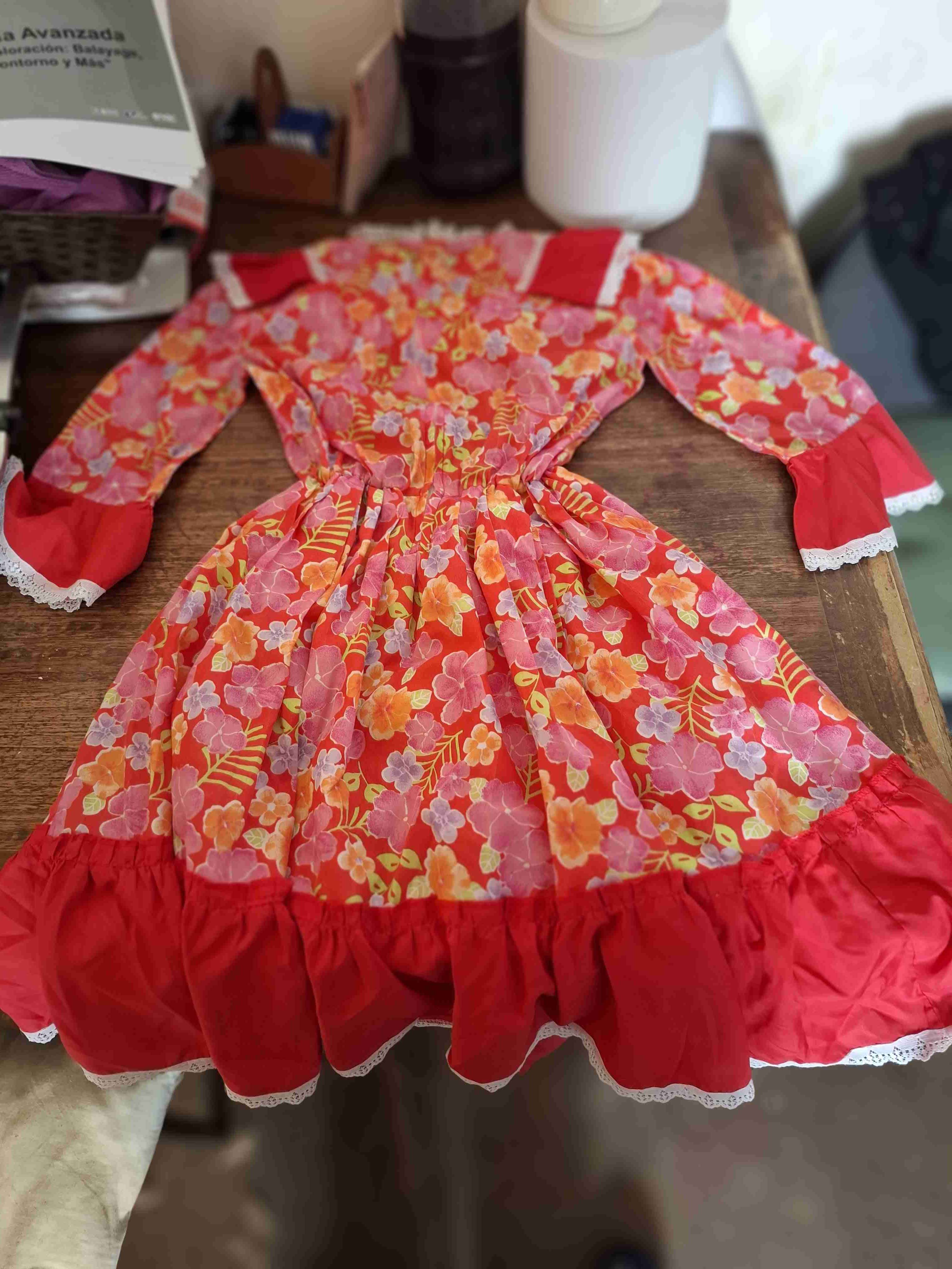 Vestido floral rojo y rosa