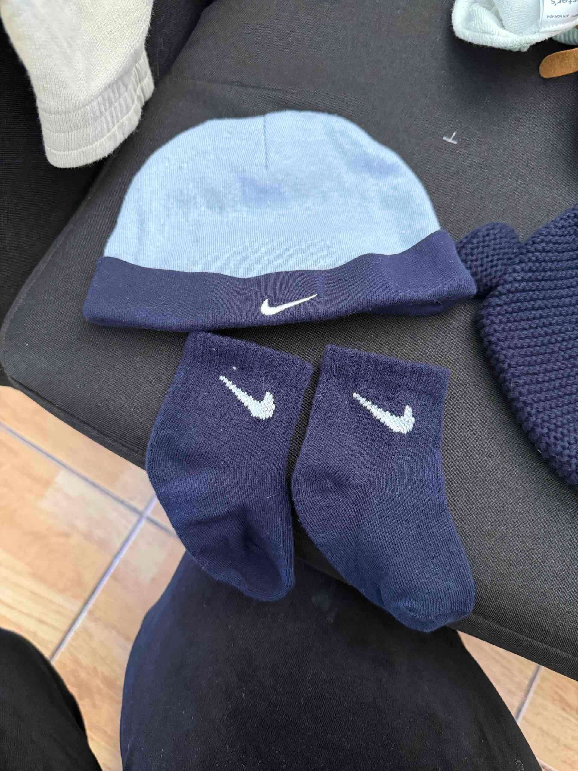 Set de gorro y calcetines Nike - miniatura 3