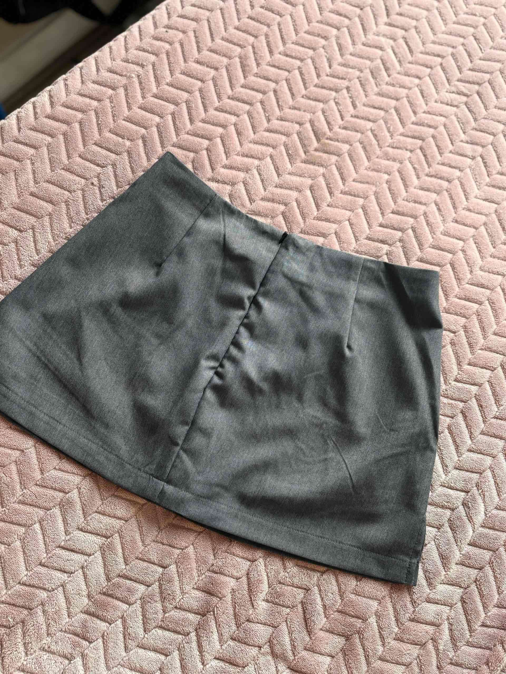 Mini falda gris CON SHORT - miniatura 2