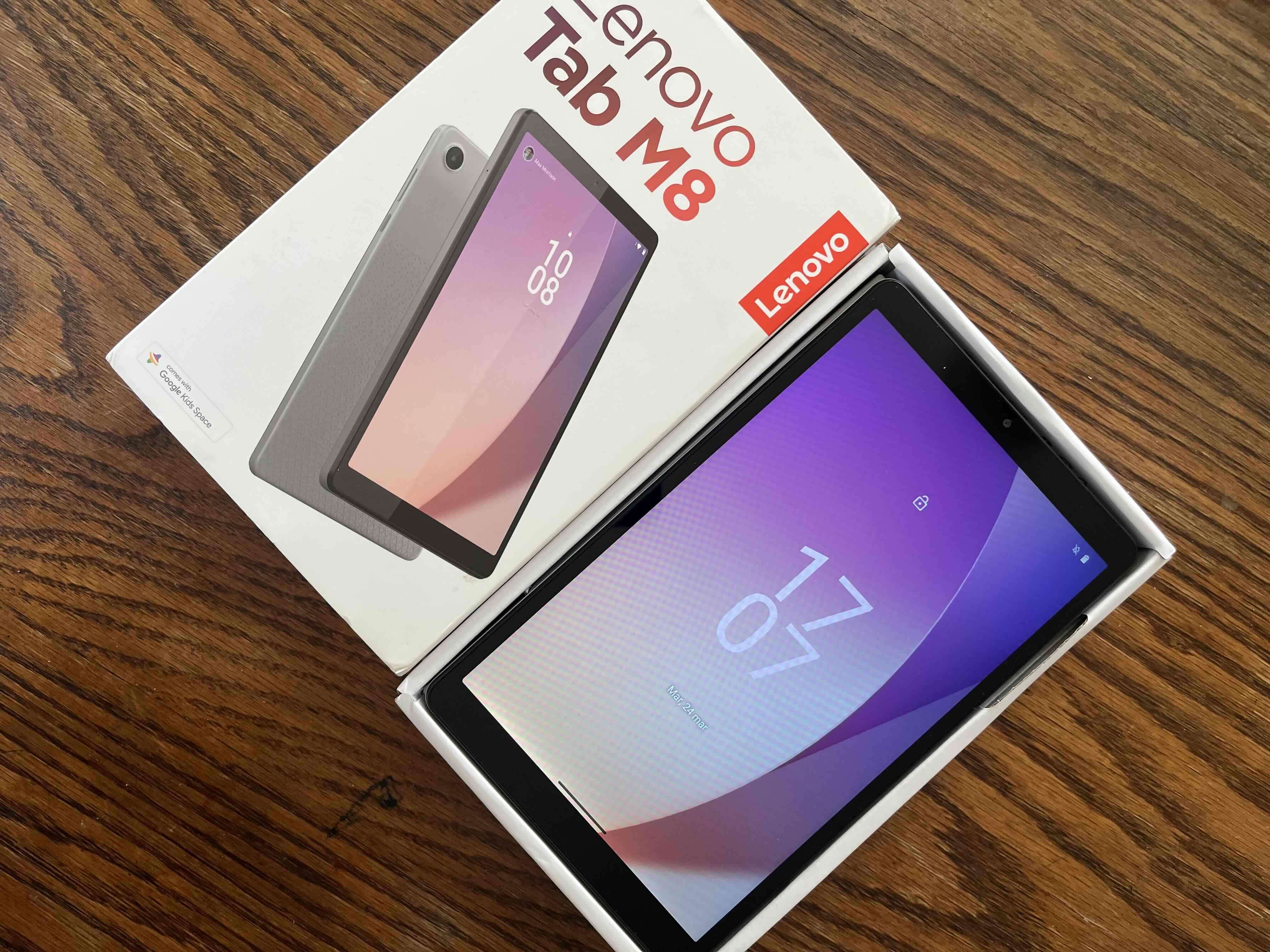 Tablet Lenovo Tab M8 con caja