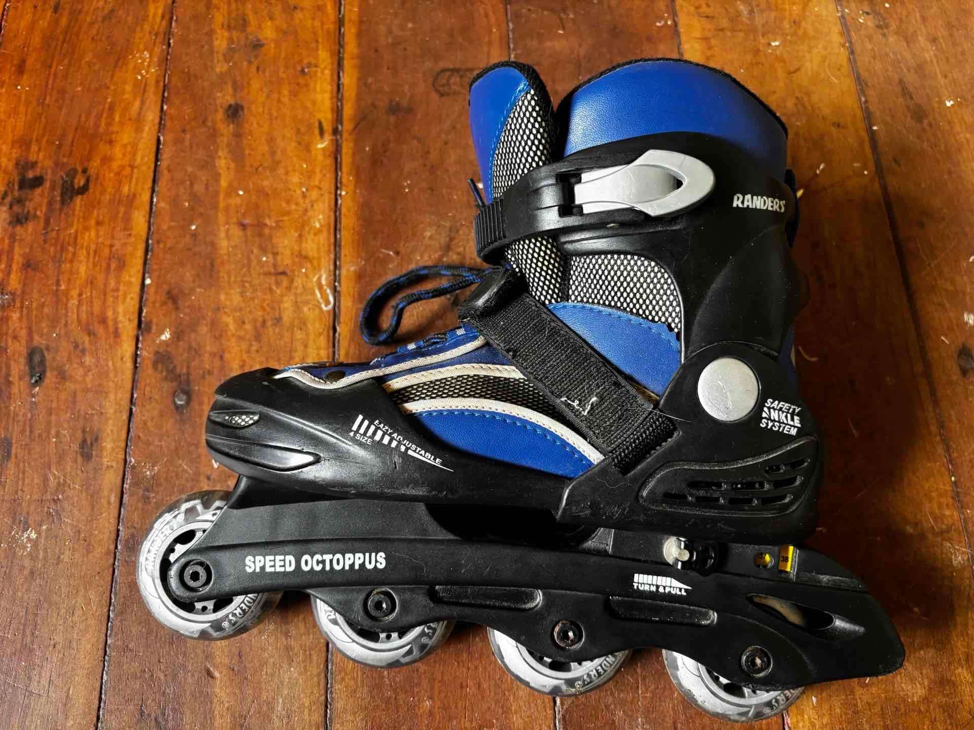 Patines en línea negros y azules