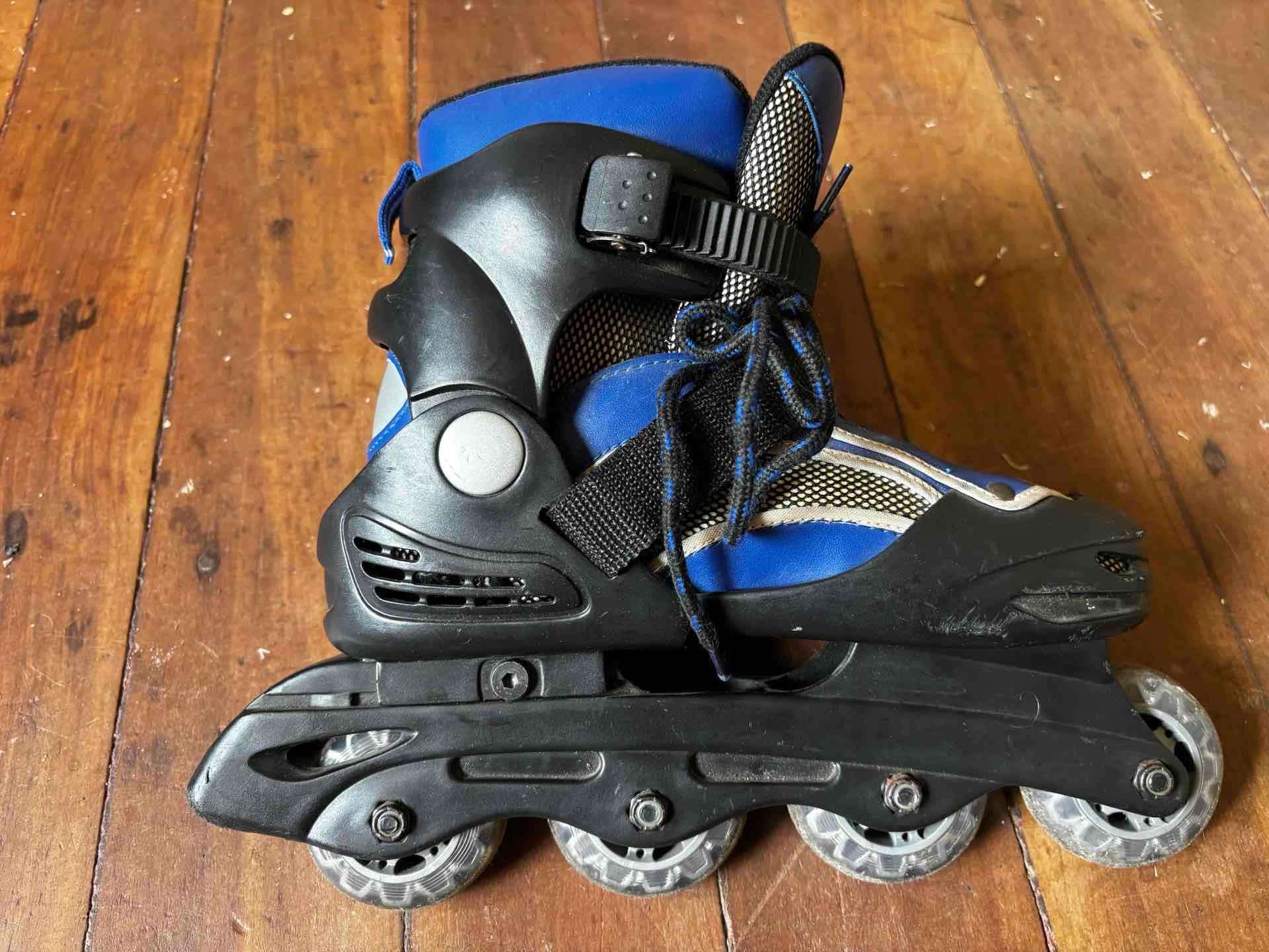 Patines en línea negros y azules - miniatura 2