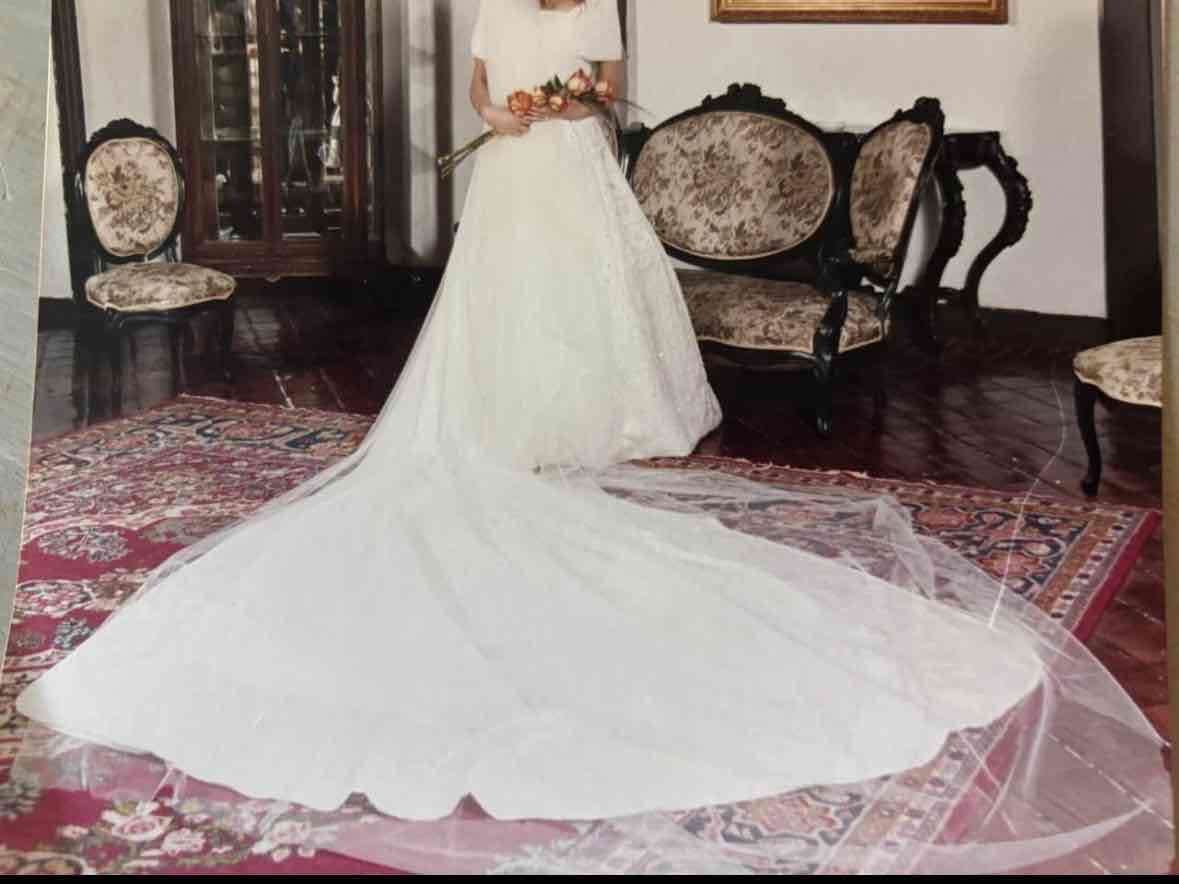 Vestido de novia hecho en seda natural - miniatura 3