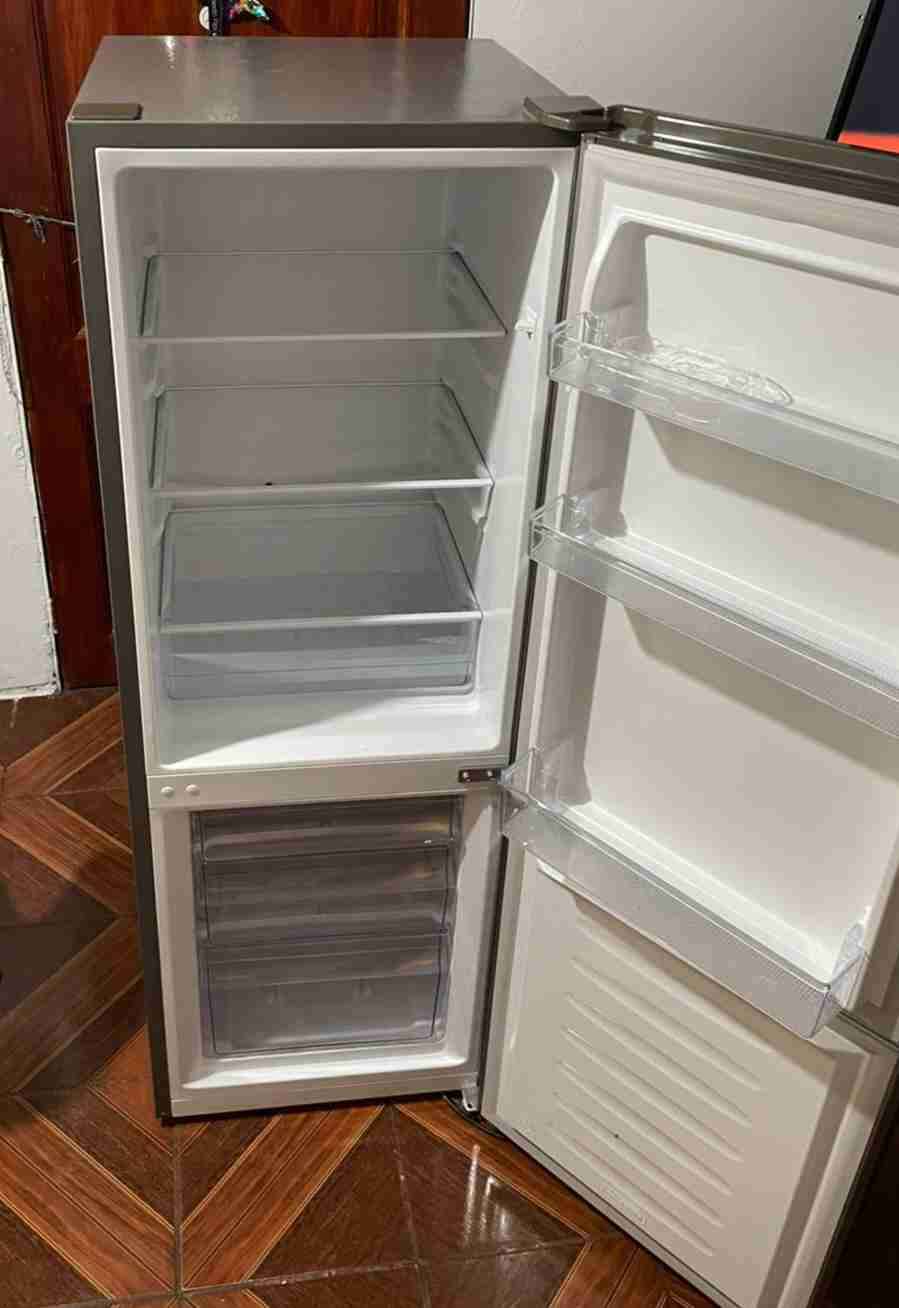 Refrigerador Hisense gris - miniatura 2