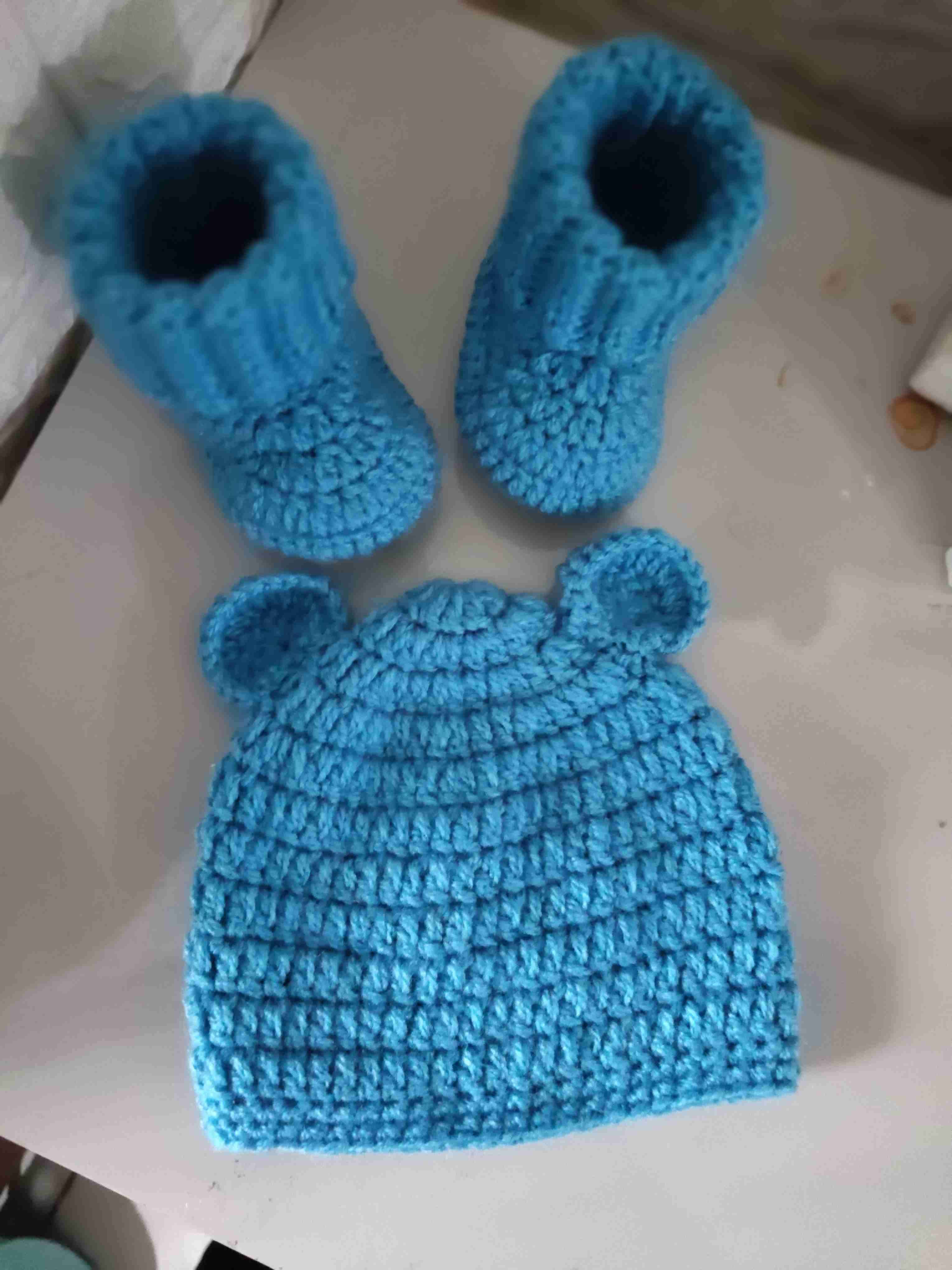 Conjunto de gorro y botines tejidos azules