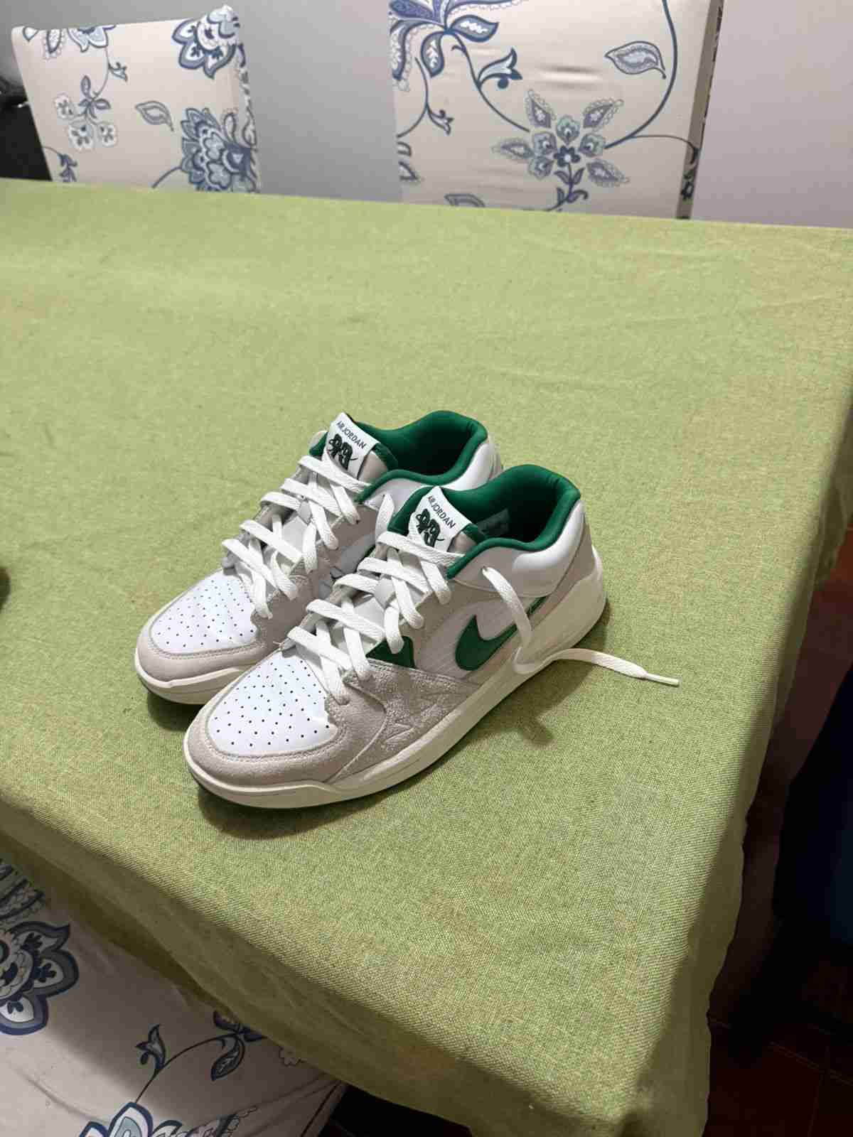 Zapatillas deportivas blancas y verdes